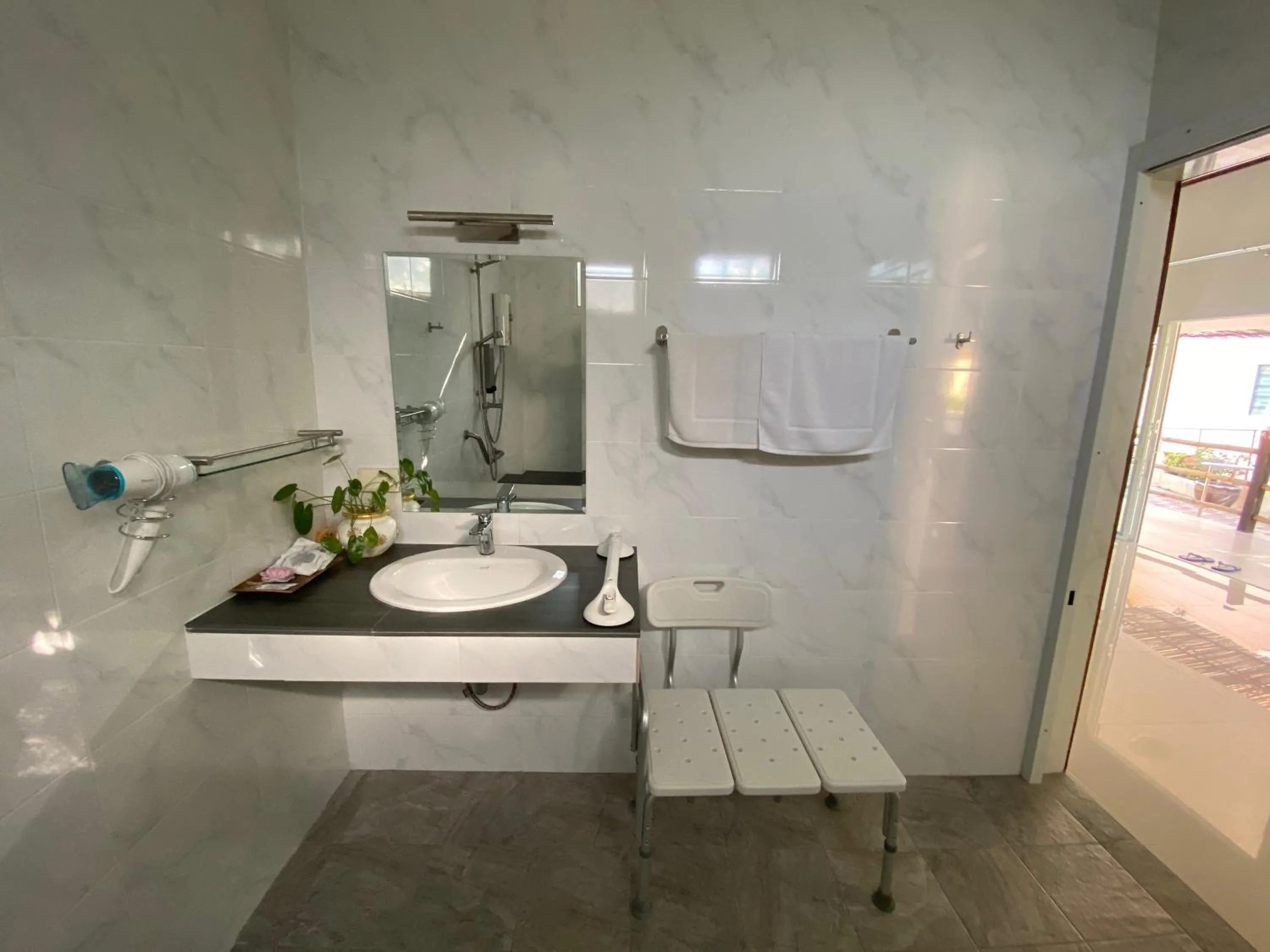 Bathroom in Chang Noi Hua Hin Pranburi fully accessible barrierefrei resort