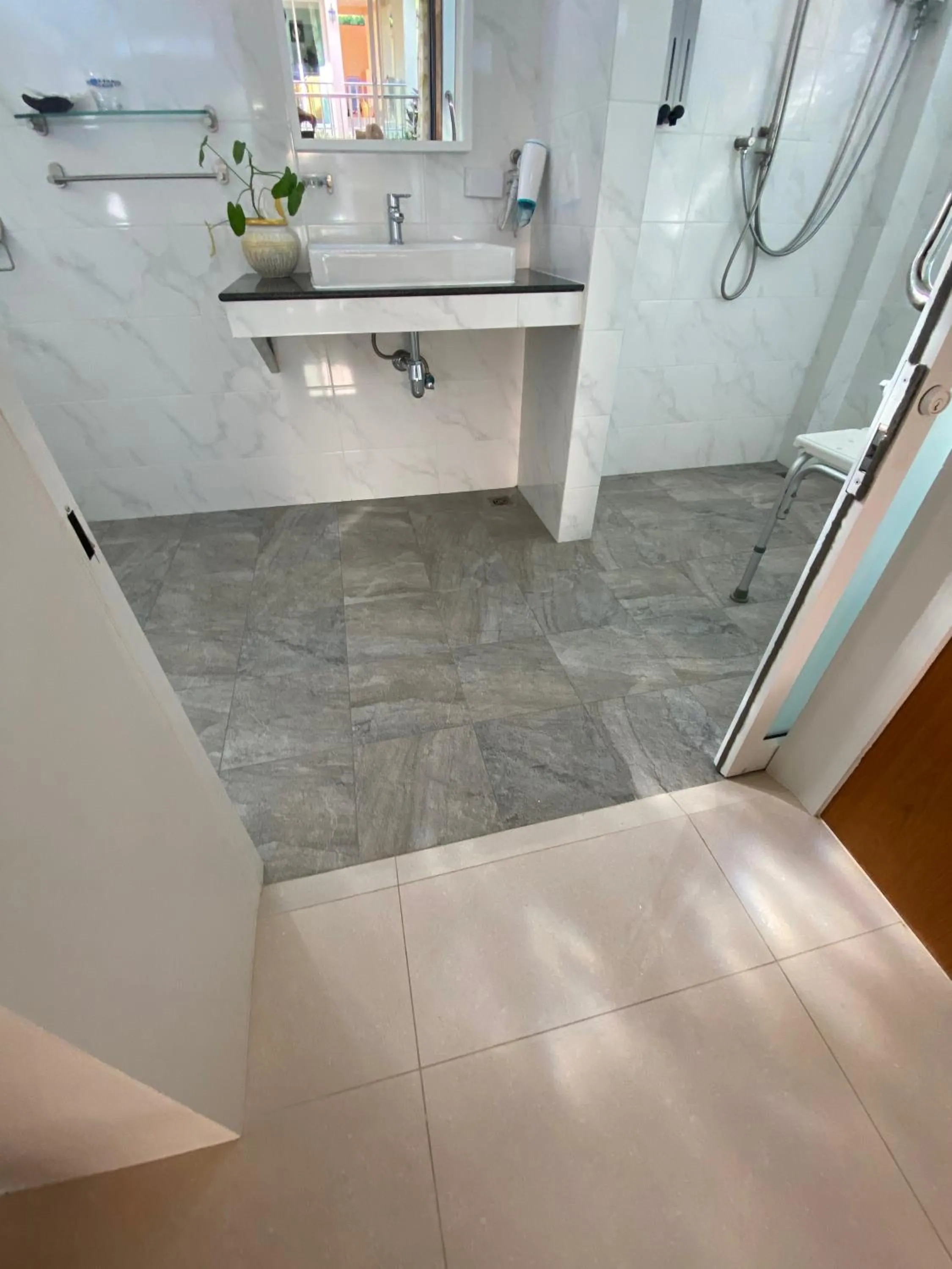 Bathroom in Chang Noi Hua Hin Pranburi fully accessible barrierefrei resort