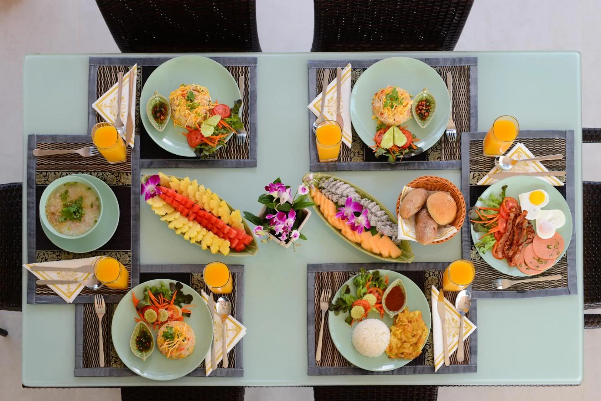 Restaurant/places to eat in Chang Noi Hua Hin Pranburi fully accessible barrierefrei resort