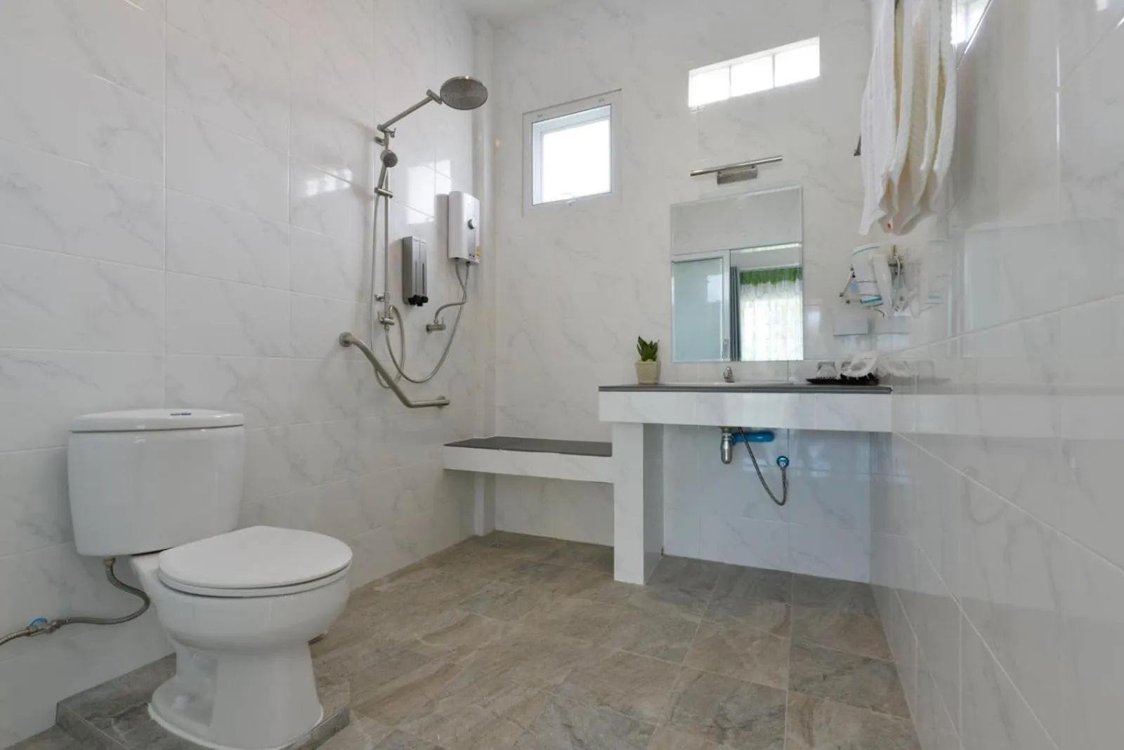 Shower in Chang Noi Hua Hin Pranburi fully accessible barrierefrei resort