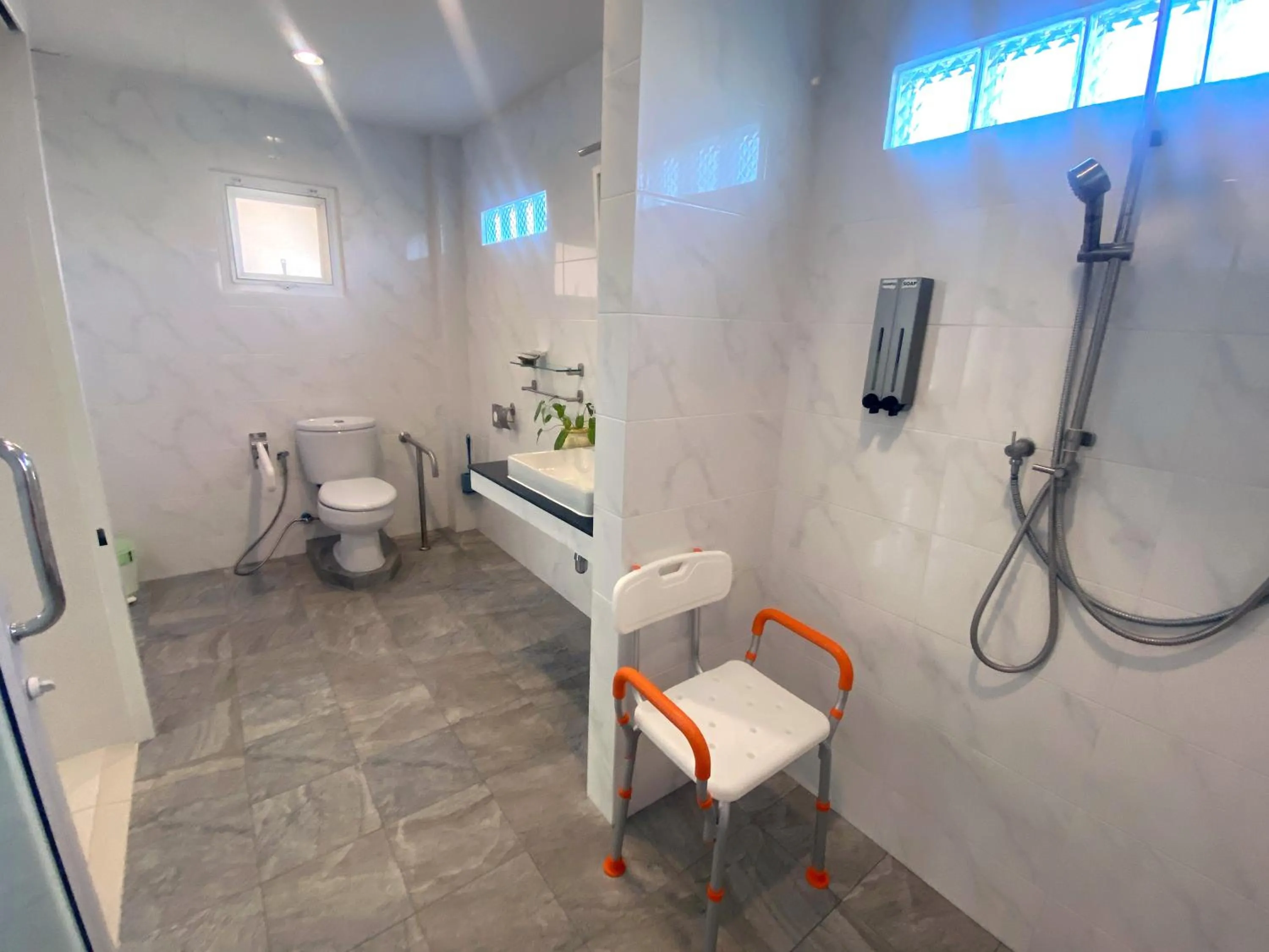 Shower in Chang Noi Hua Hin Pranburi fully accessible barrierefrei resort