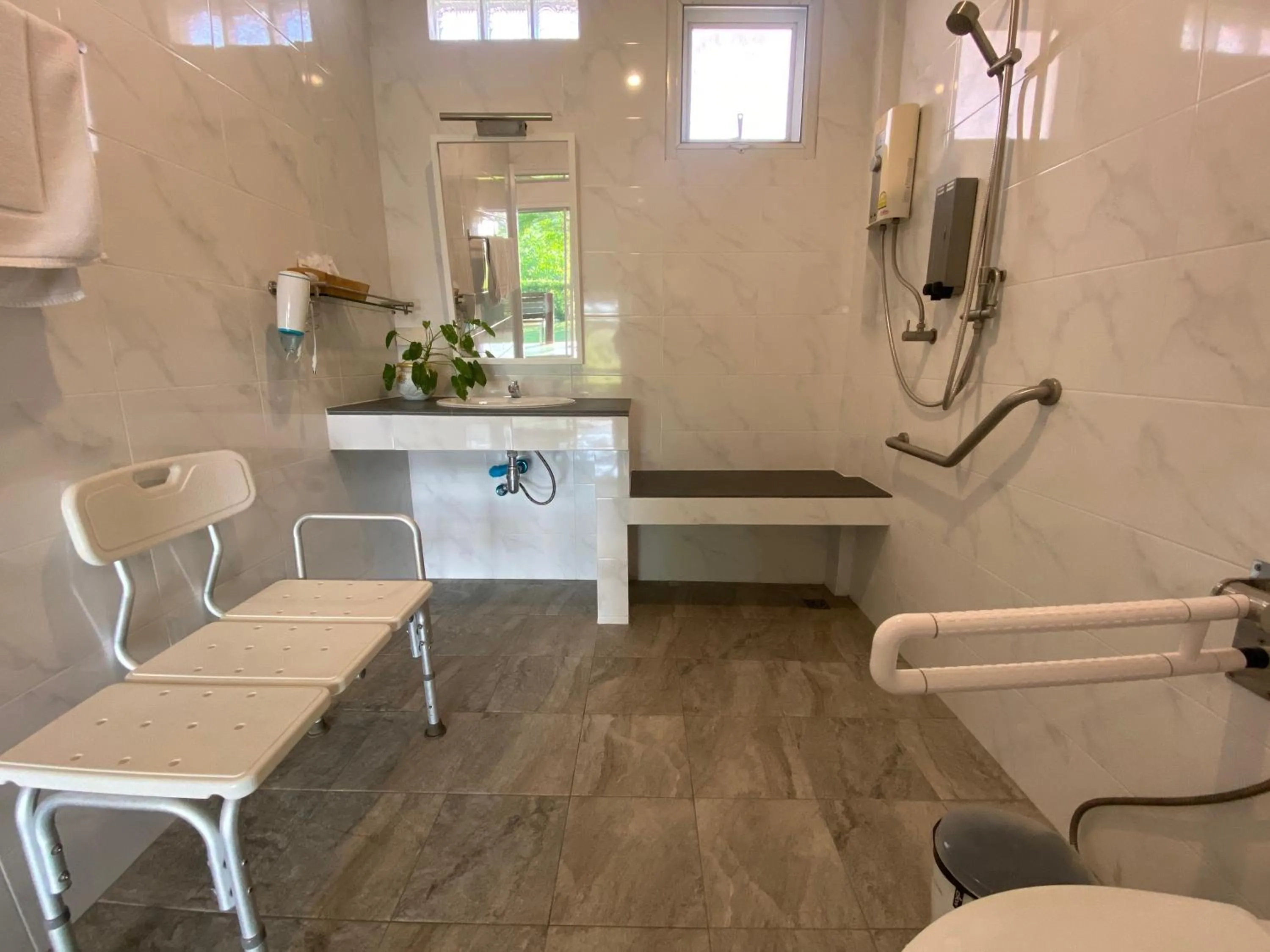 Bathroom in Chang Noi Hua Hin Pranburi fully accessible barrierefrei resort