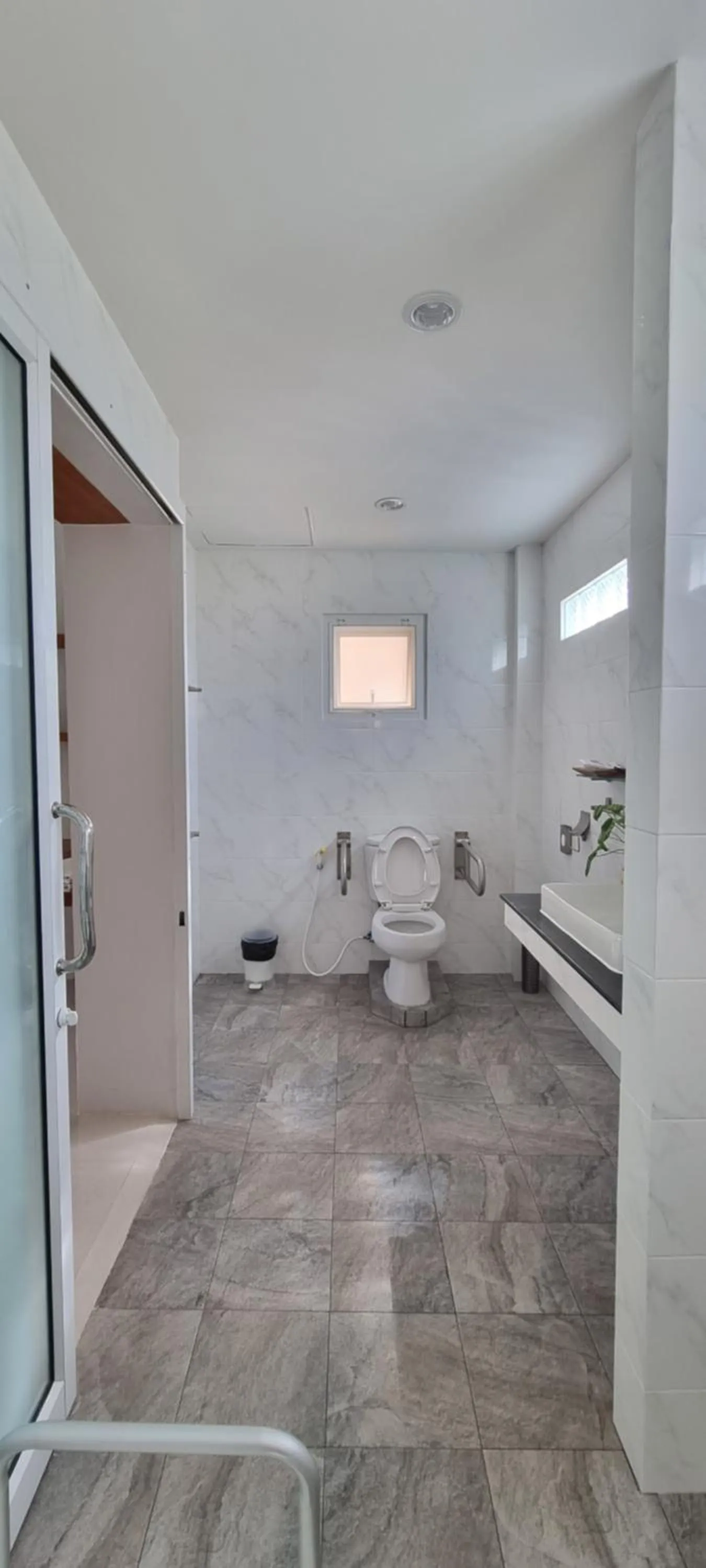 Toilet in Chang Noi Hua Hin Pranburi fully accessible barrierefrei resort