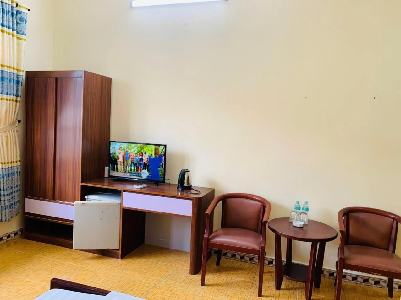 Seating area in Hoang Yen Hotel