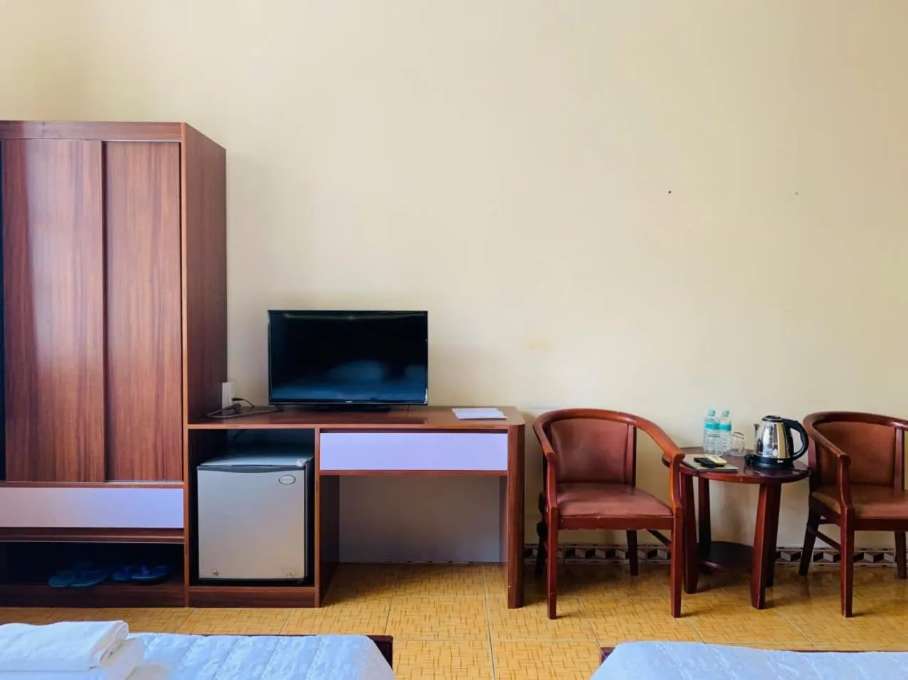 Seating area in Hoang Yen Hotel