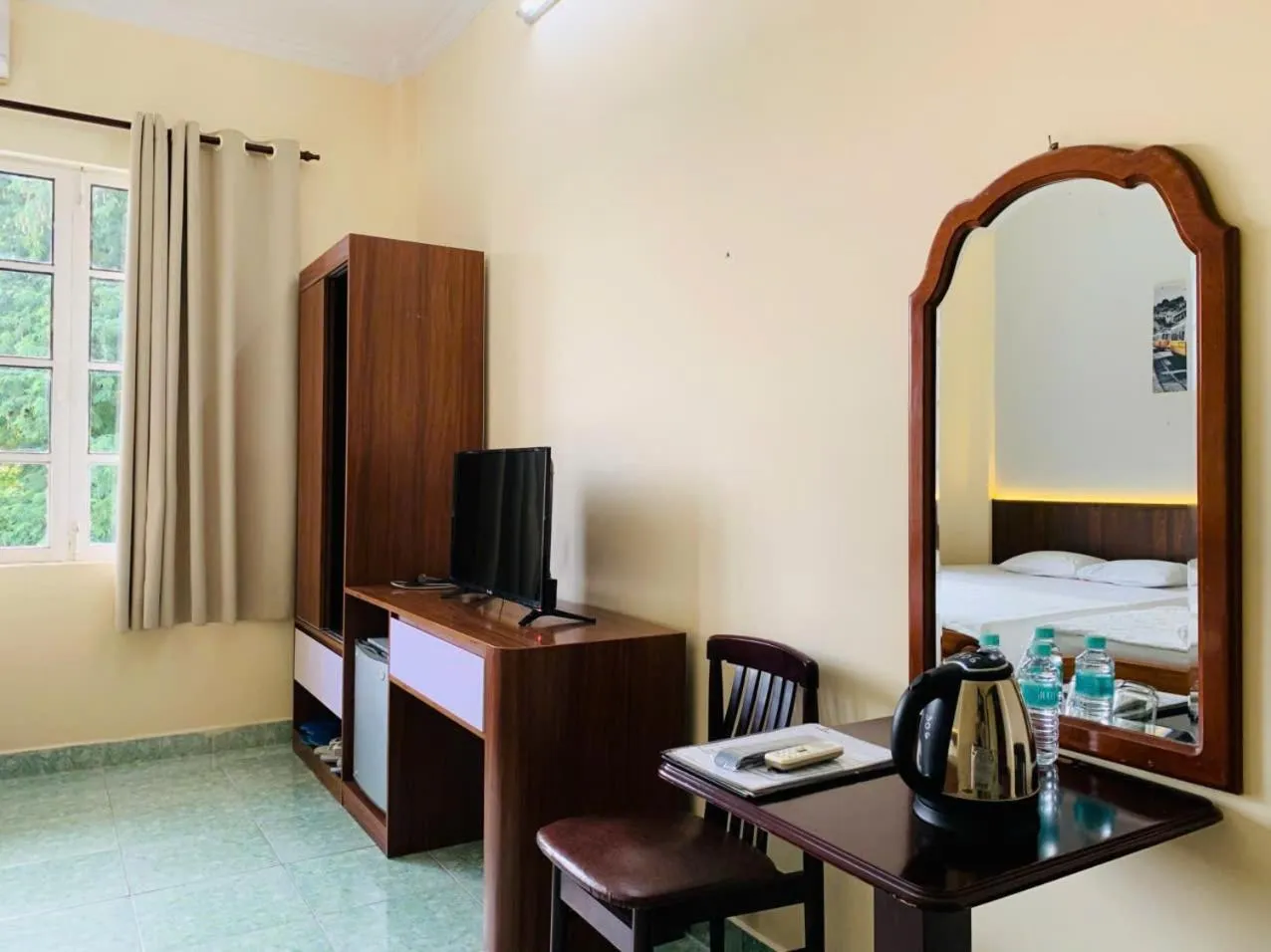 Seating area in Hoang Yen Hotel