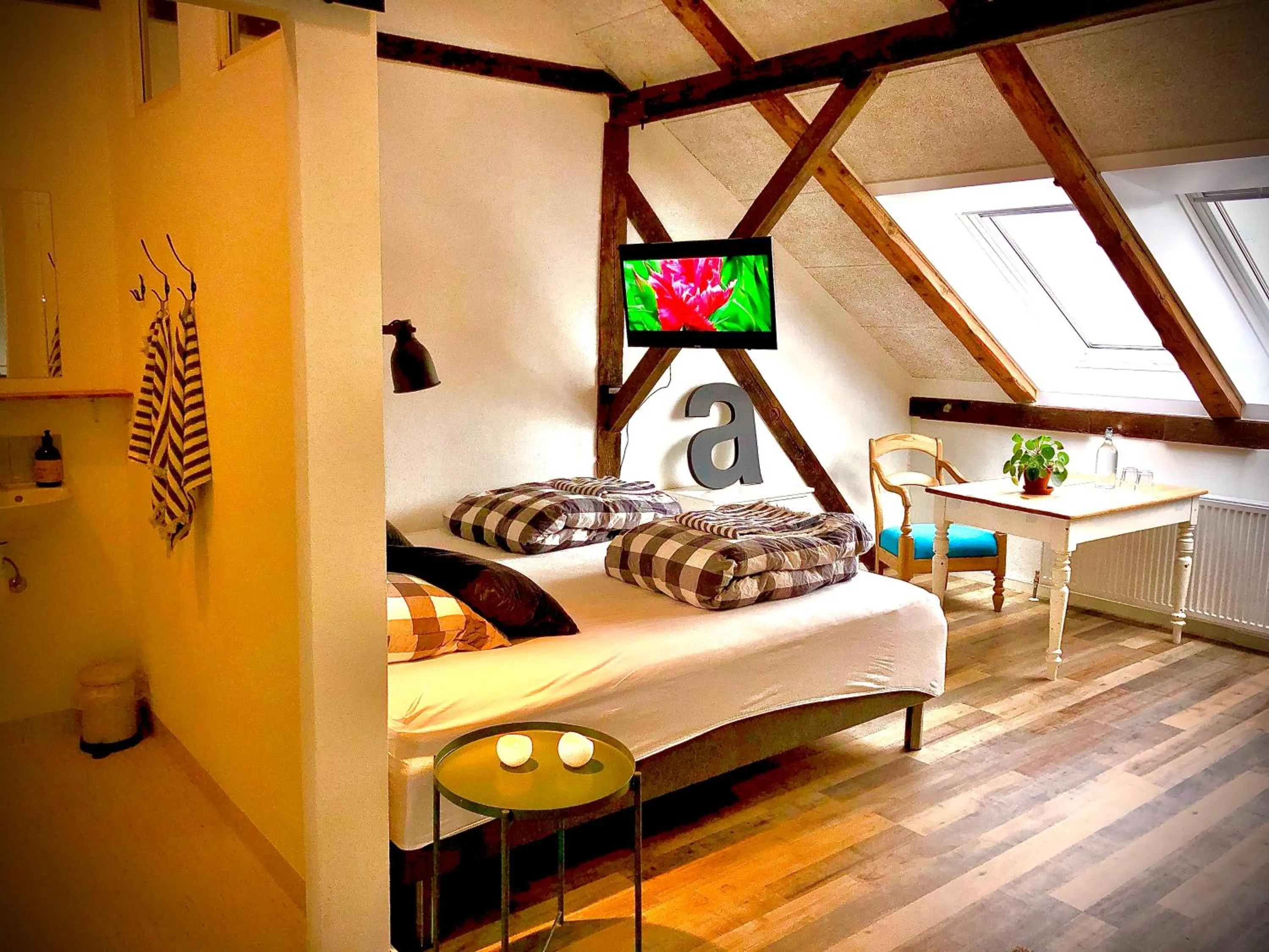 Shower, Bed in Høloftet bb