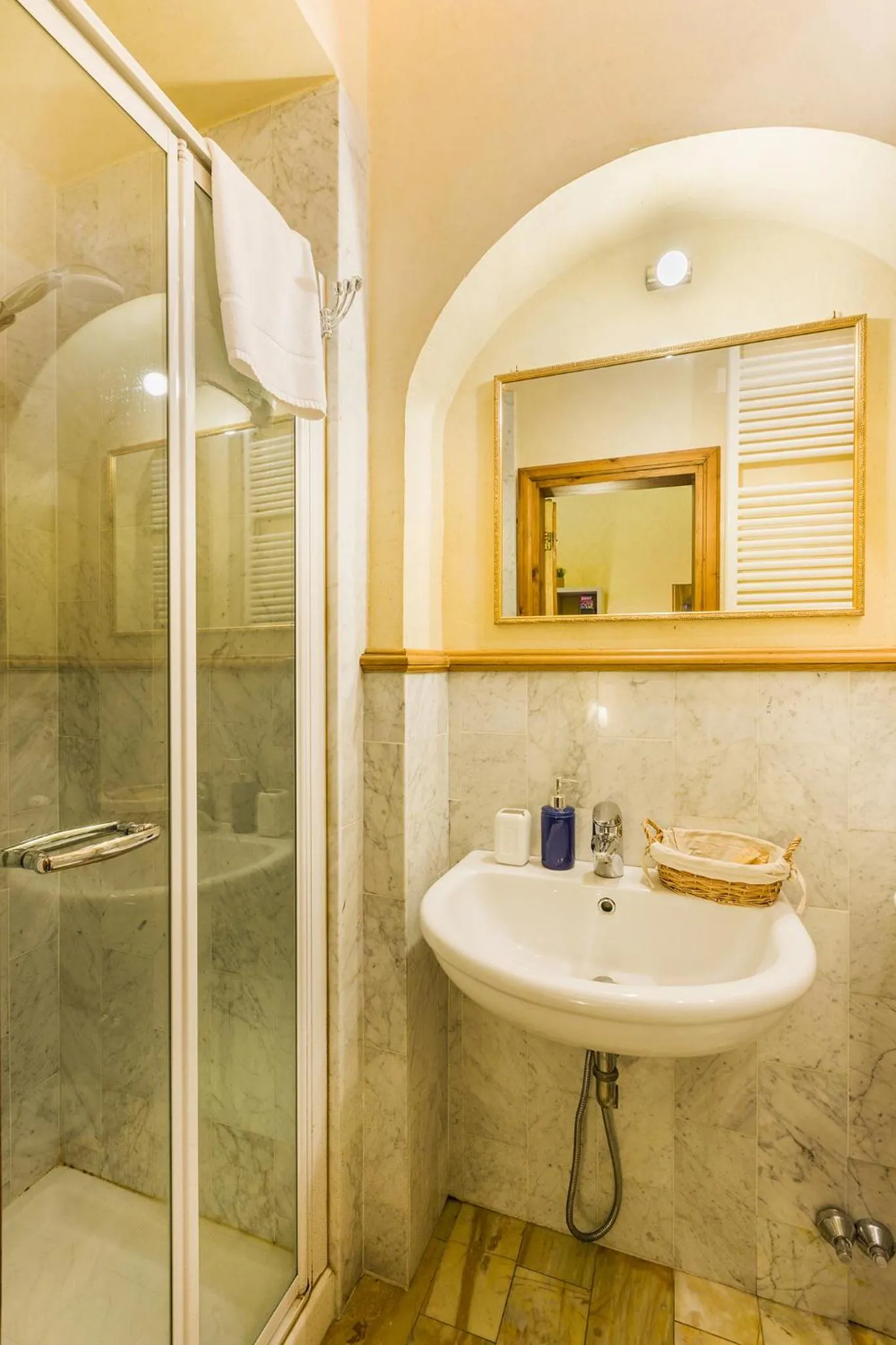 Shower in B&B Cavour10 Firenze