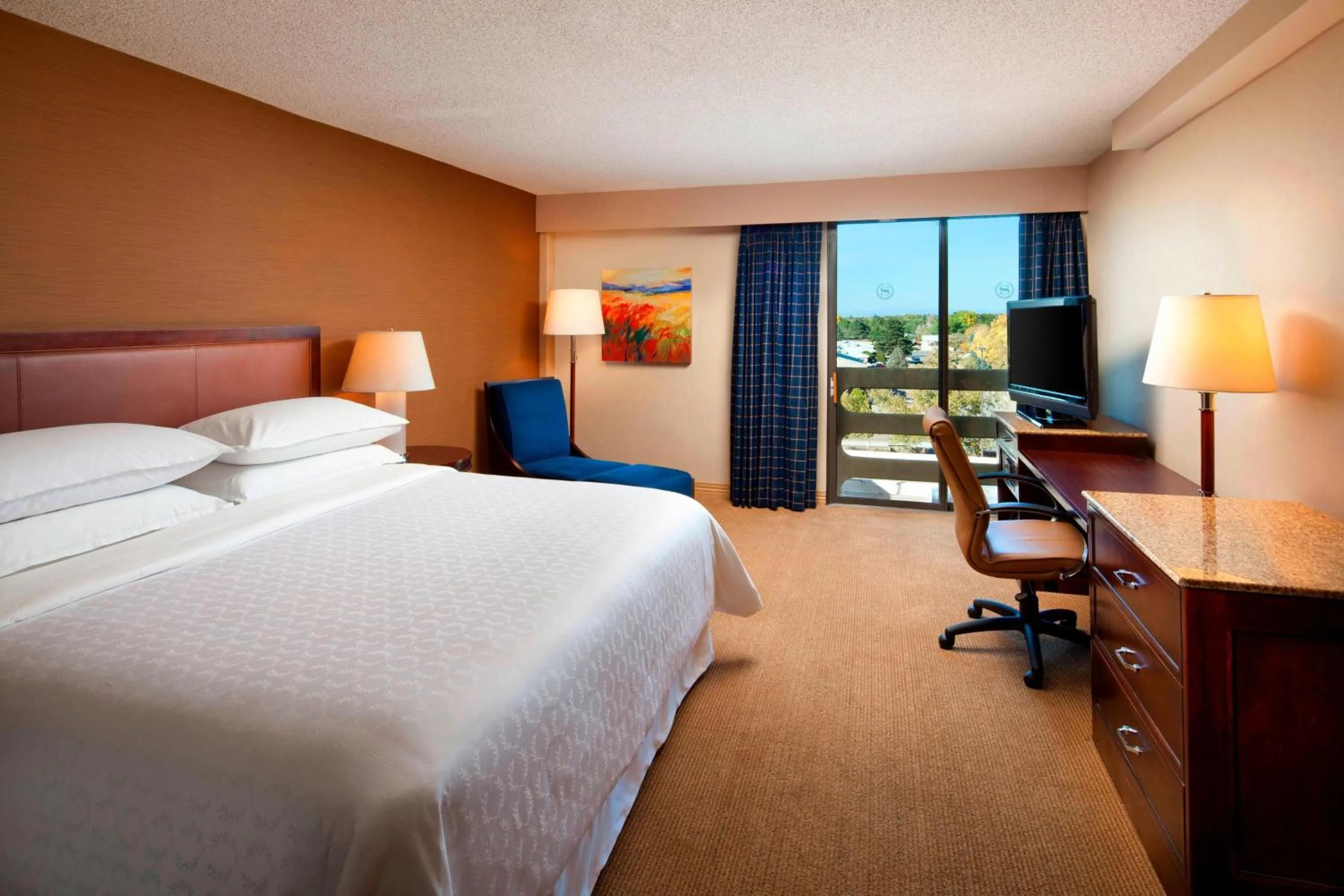 Photo of the whole room, Bed in Sheraton Albuquerque Uptown by Marriott