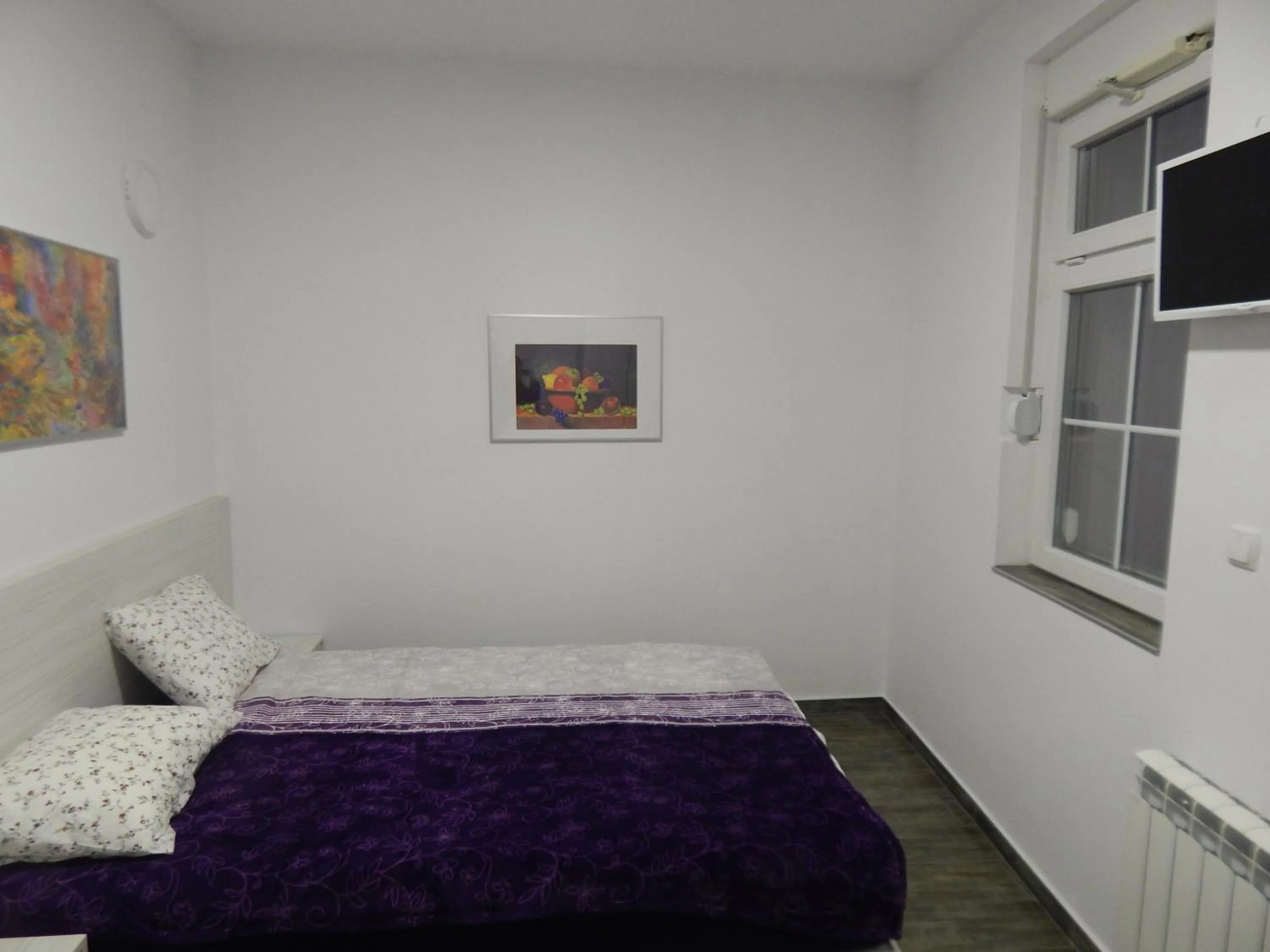 Photo of the whole room, Bed in Red House