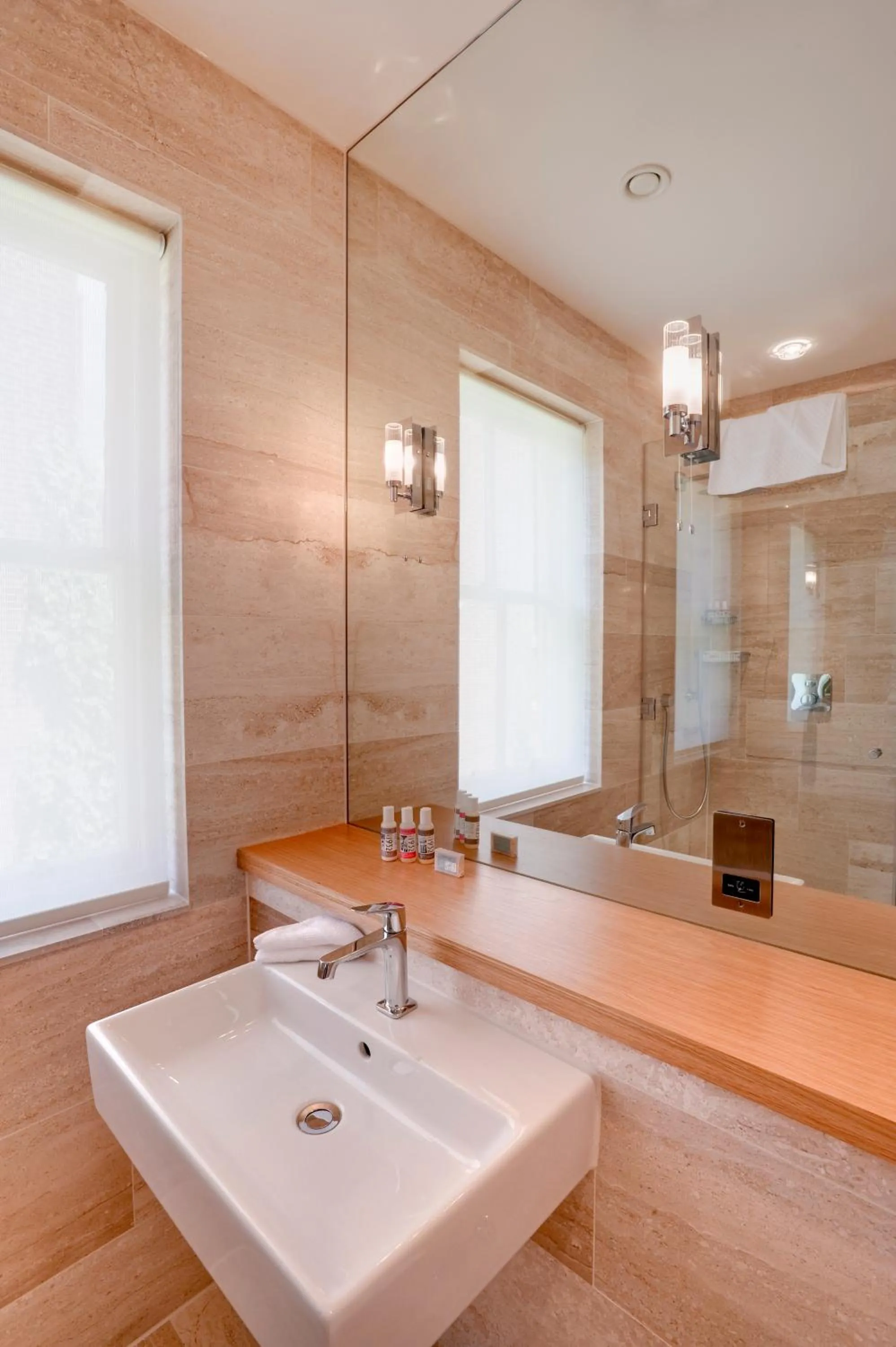 Shower in Southernhay House Hotel