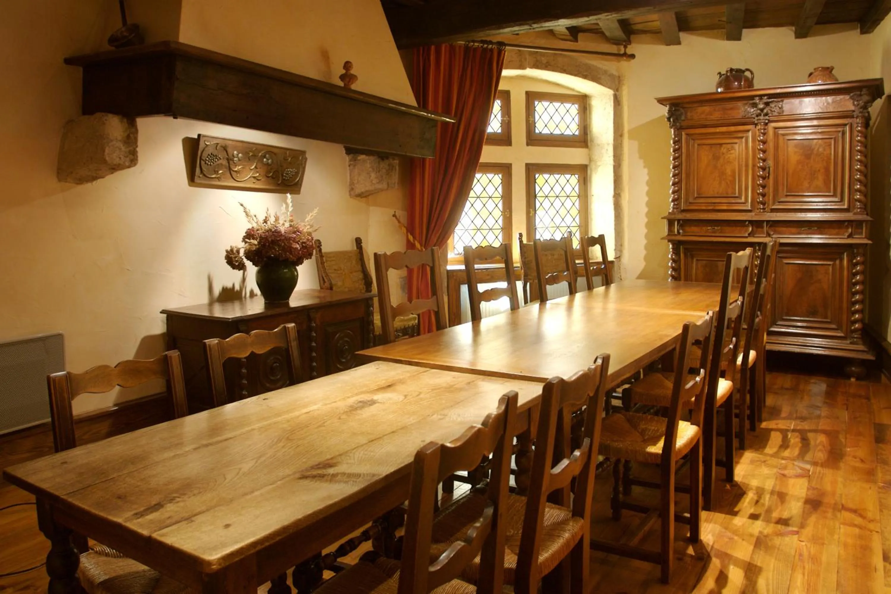 Communal lounge/ TV room in Hostellerie du Vieux Pérouges