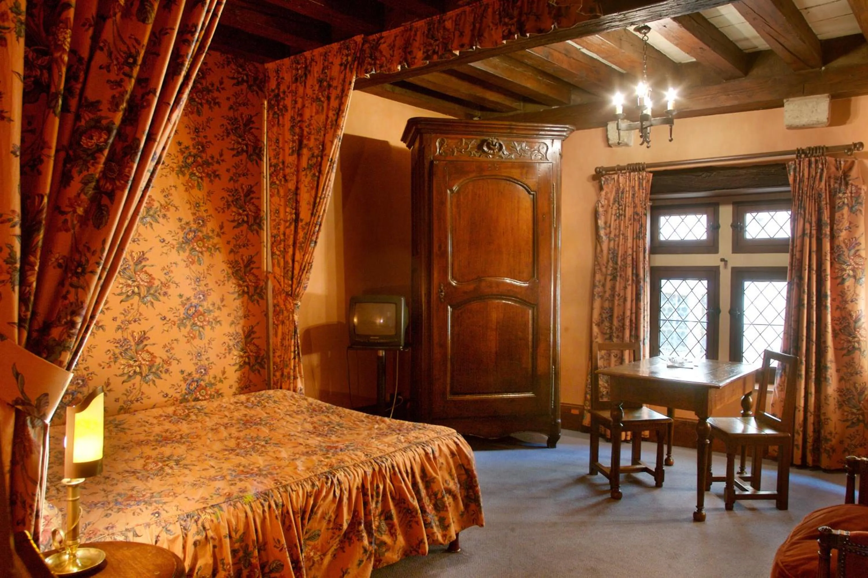 Photo of the whole room, Bed in Hostellerie du Vieux Pérouges