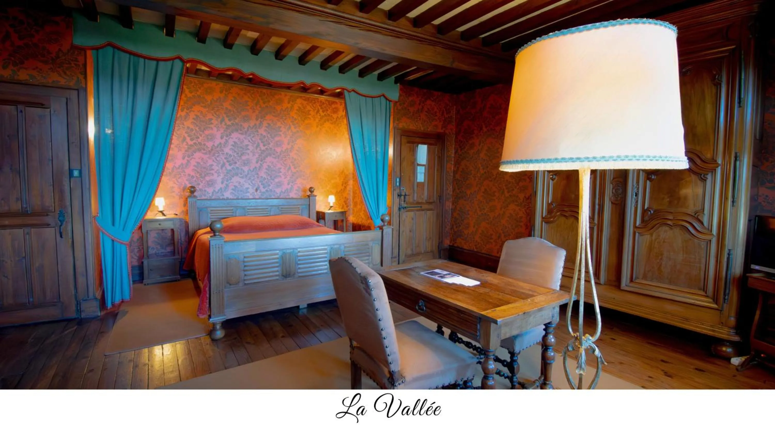 Bed in Hostellerie du Vieux Pérouges