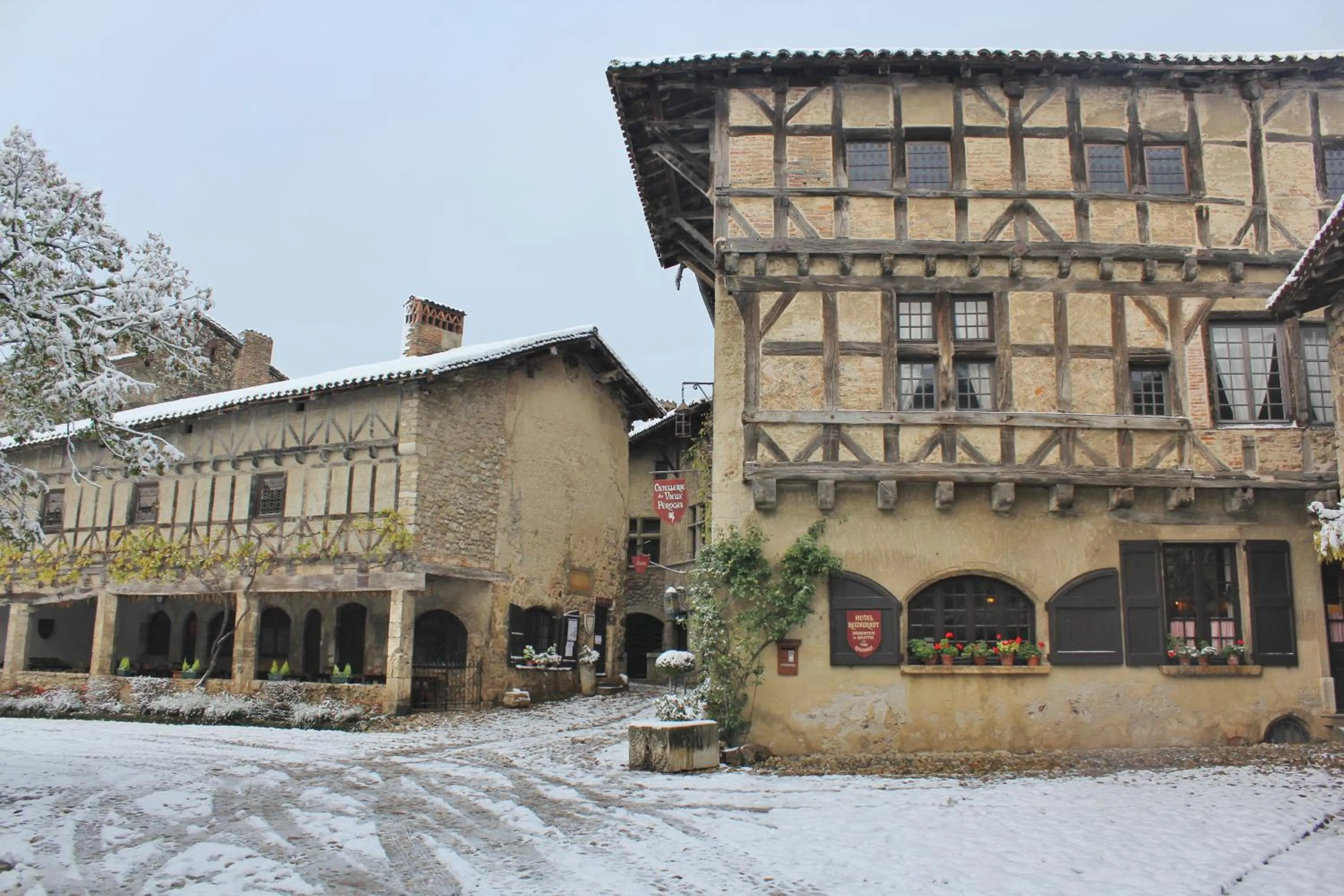 Facade/entrance in Hostellerie du Vieux Pérouges