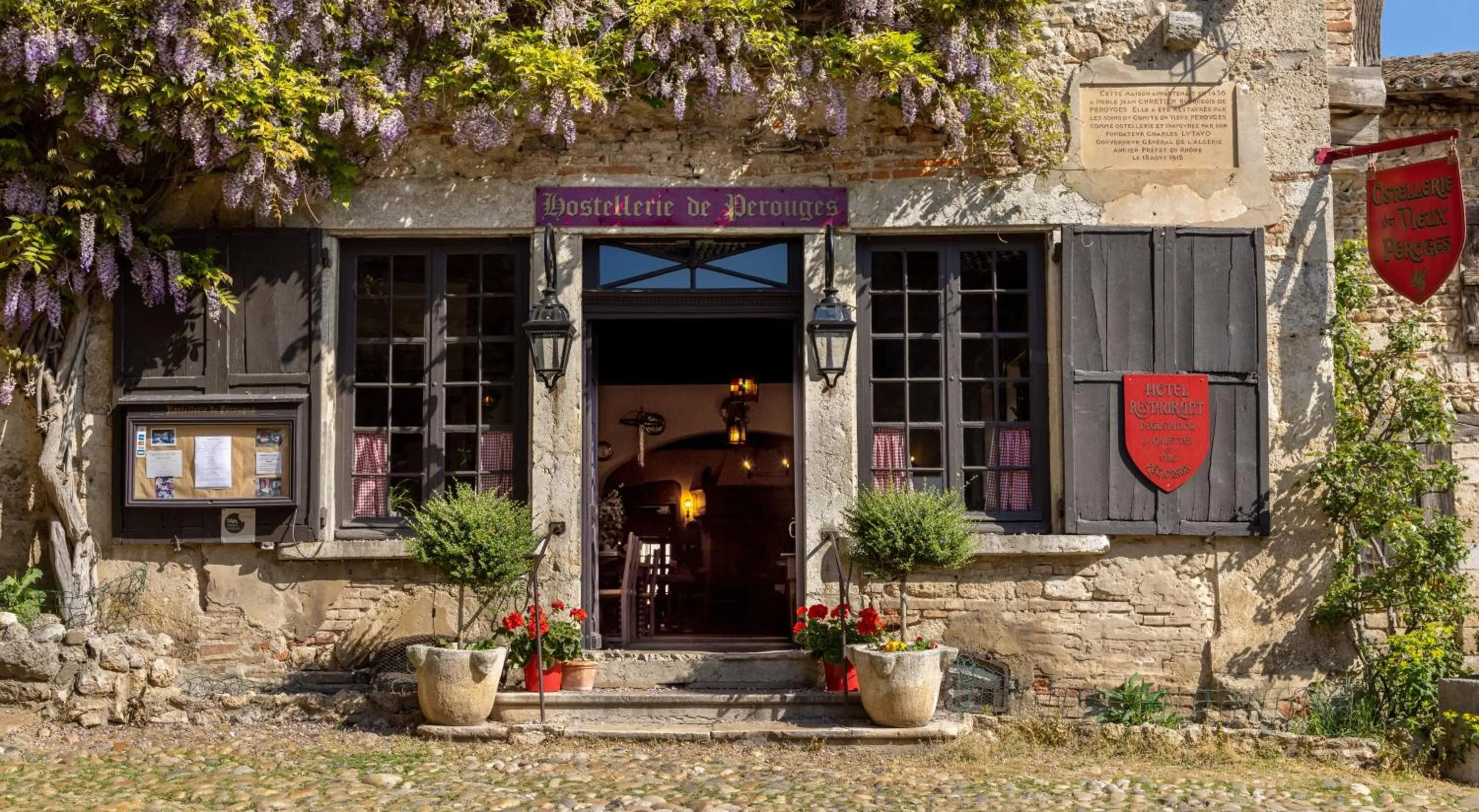 Property building in Hostellerie du Vieux Pérouges