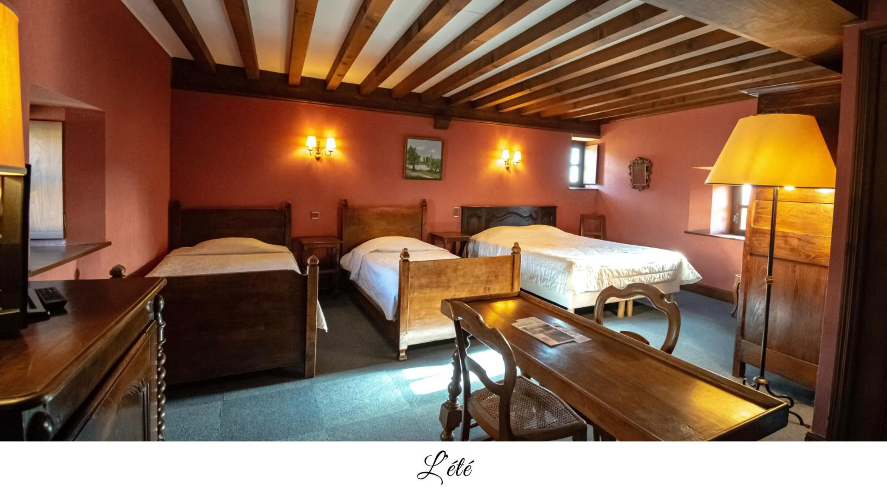 Bed in Hostellerie du Vieux Pérouges