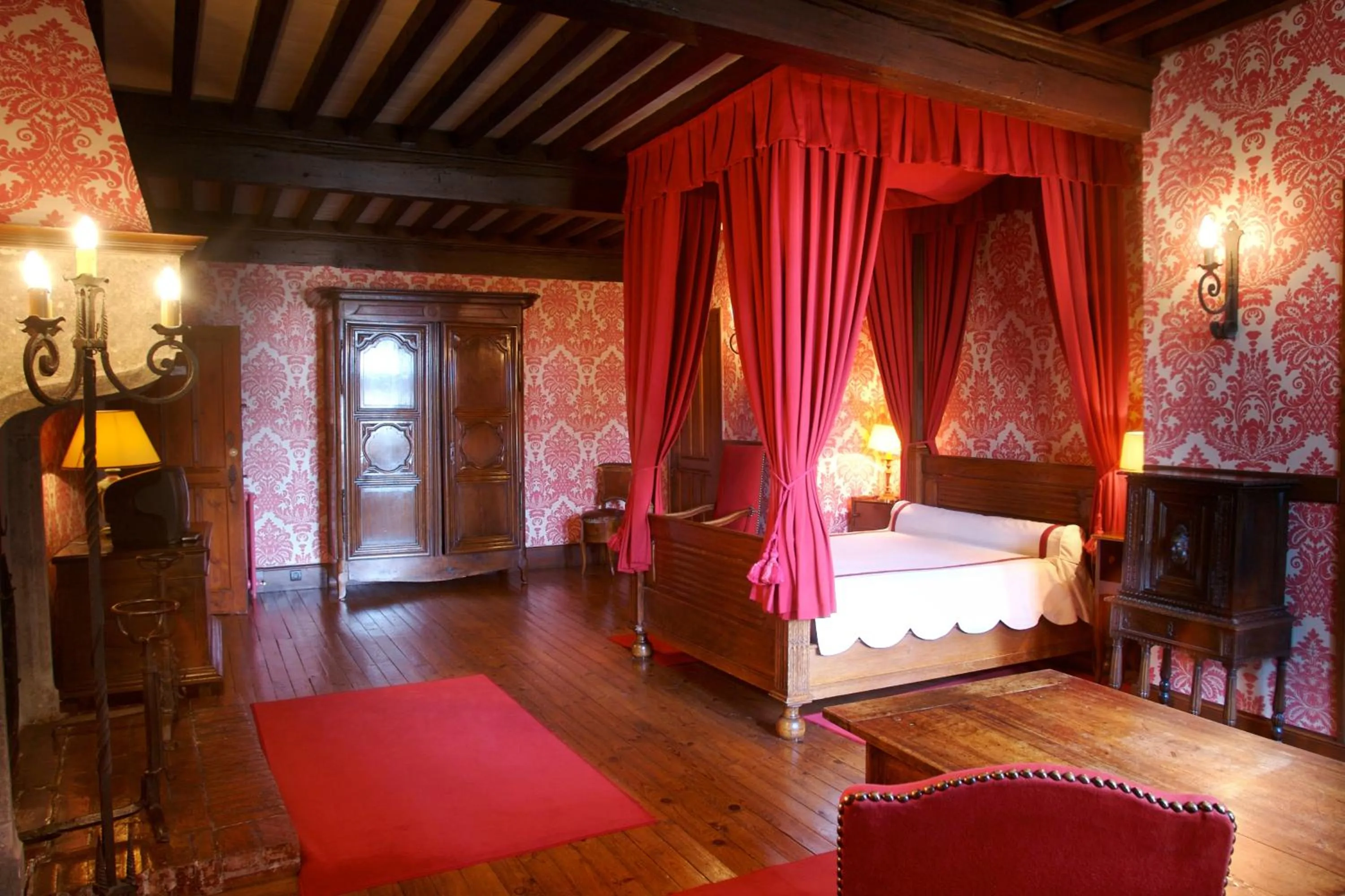 Photo of the whole room, Bed in Hostellerie du Vieux Pérouges