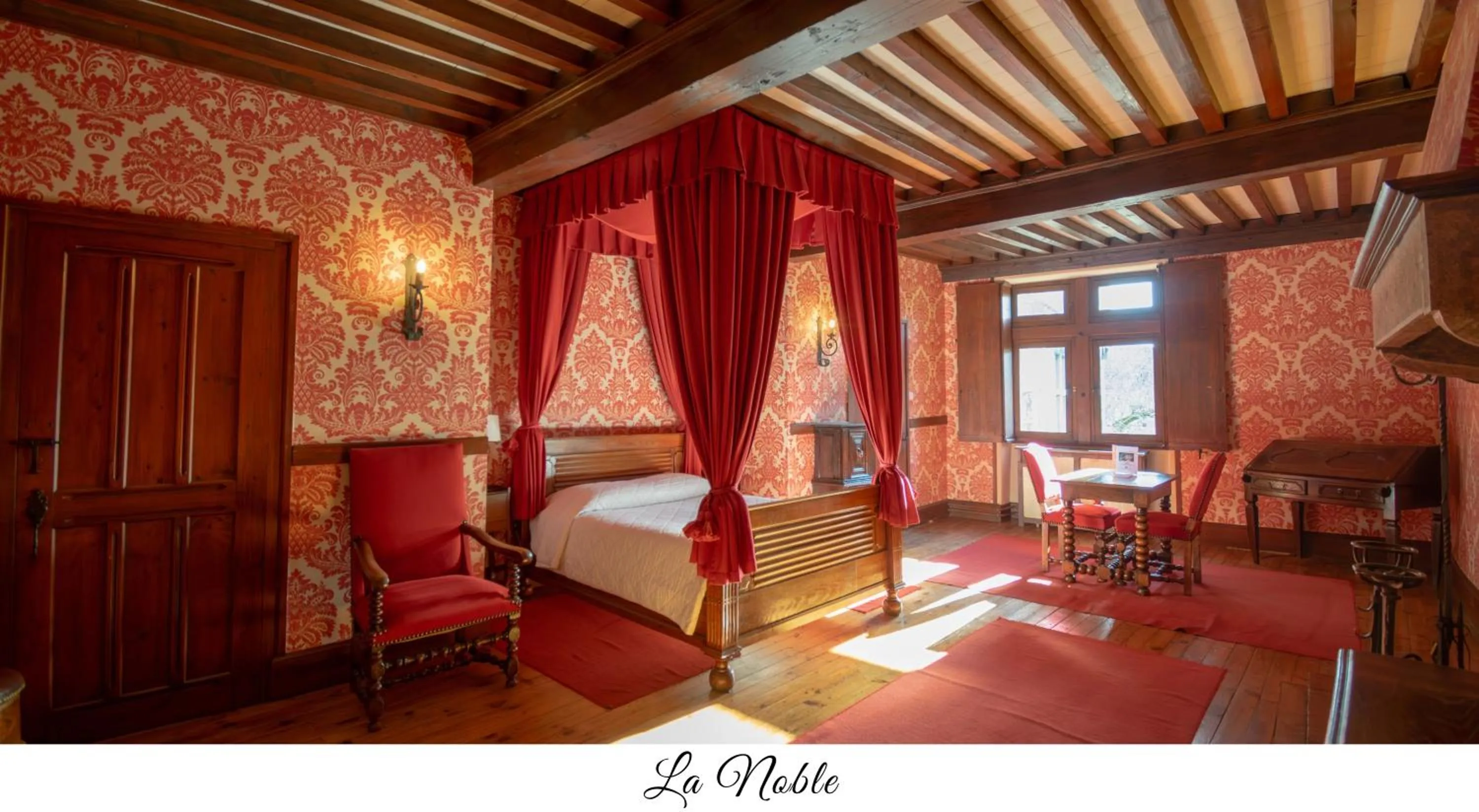 Photo of the whole room, Bed in Hostellerie du Vieux Pérouges