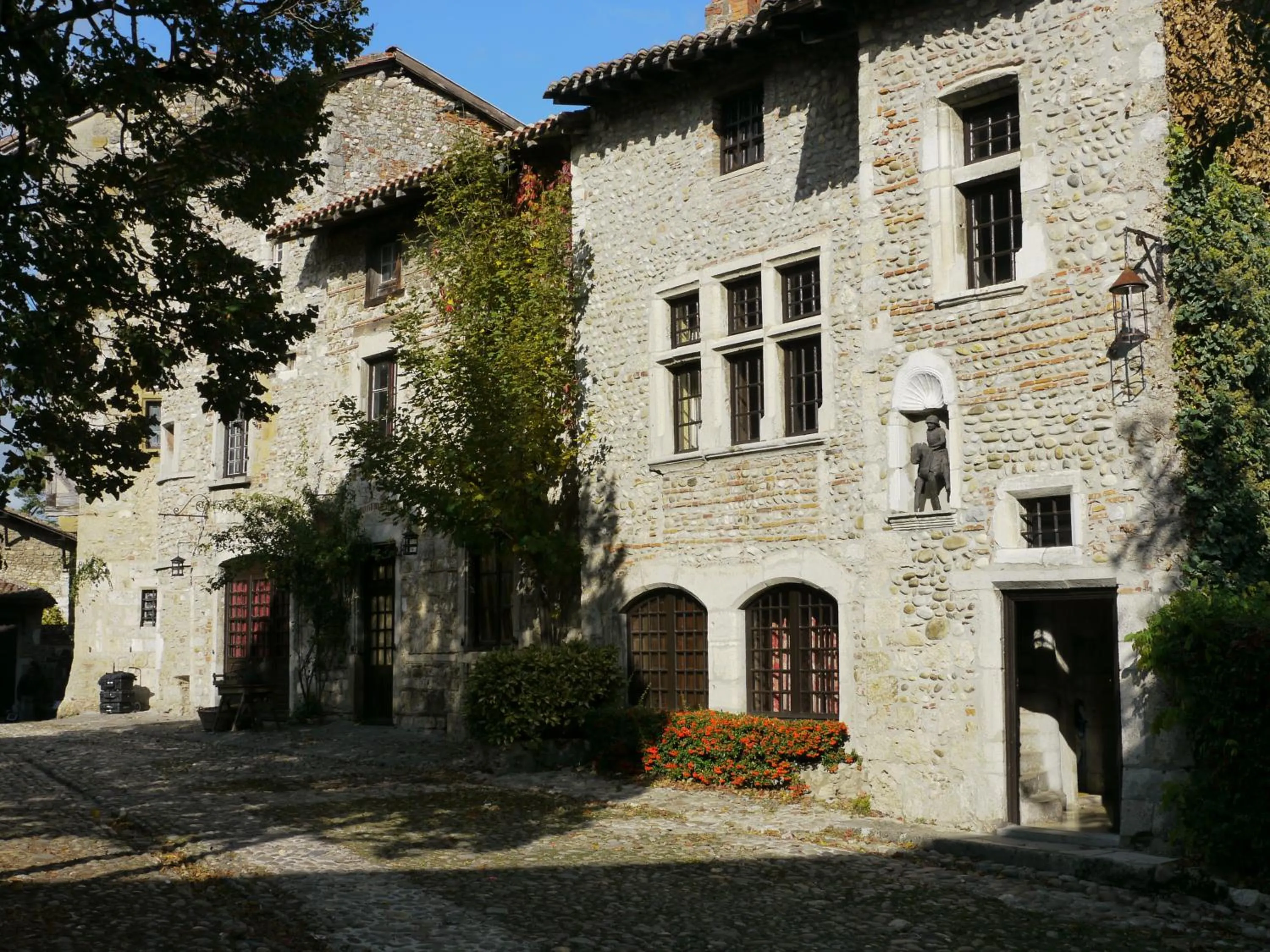 Facade/entrance in Hostellerie du Vieux Pérouges