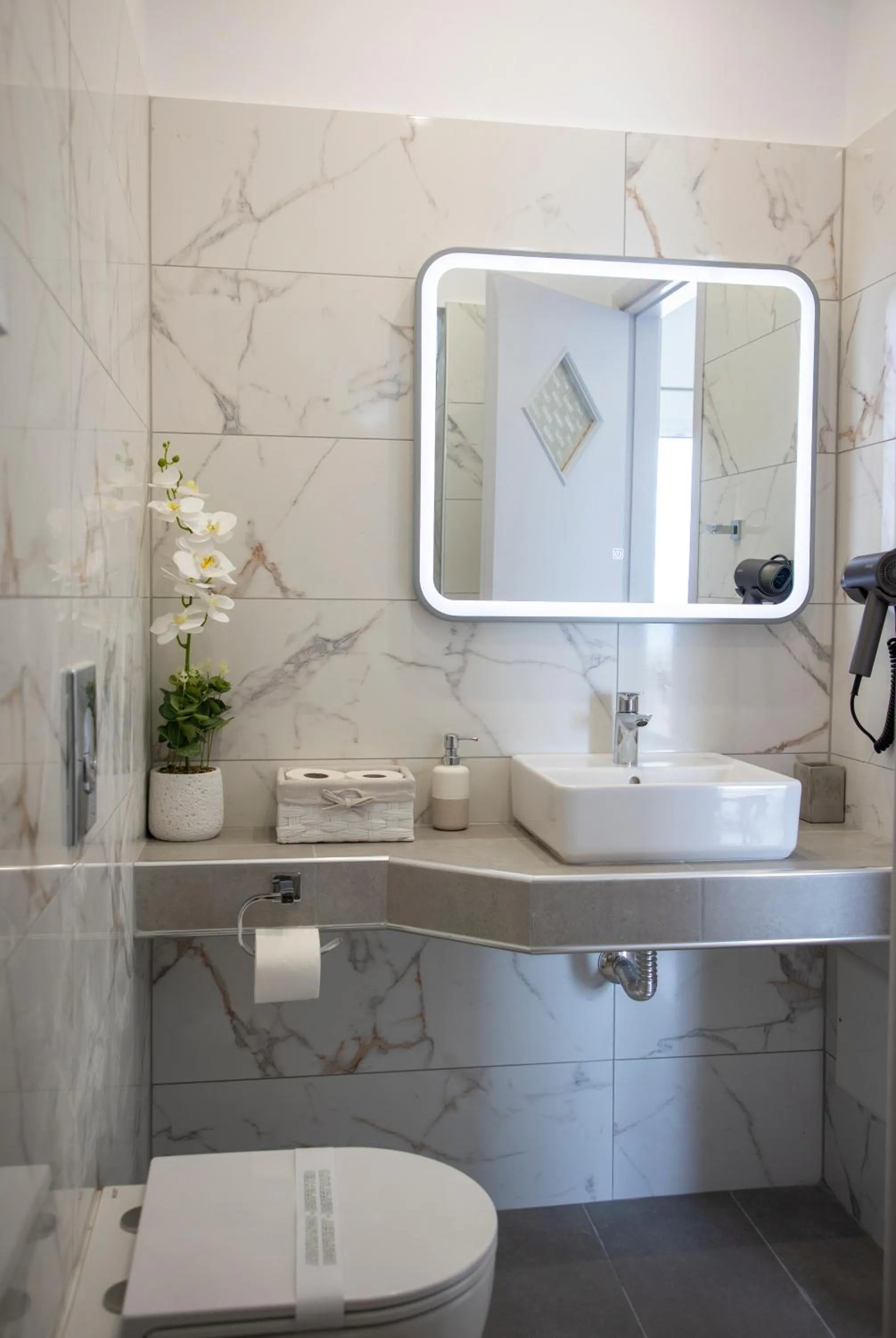 Toilet in Sunrise Studios