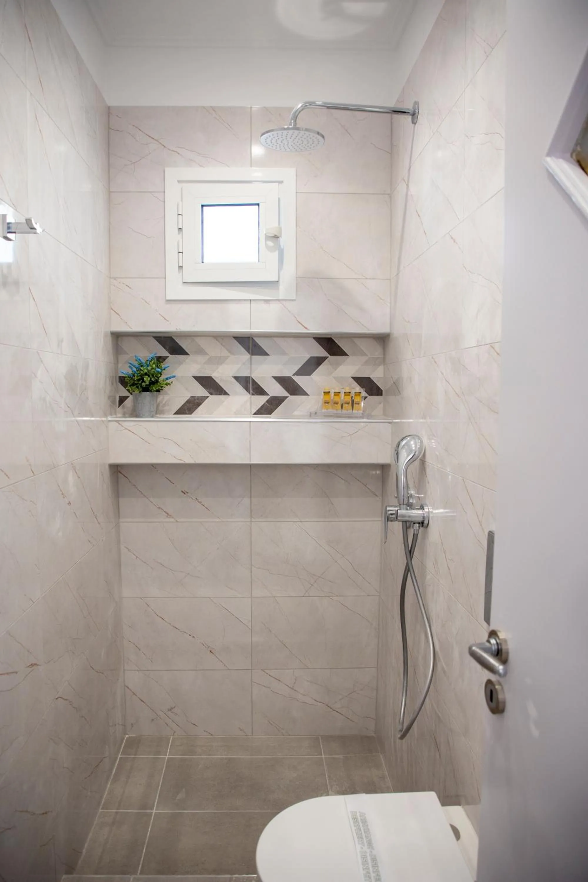 Shower in Sunrise Studios