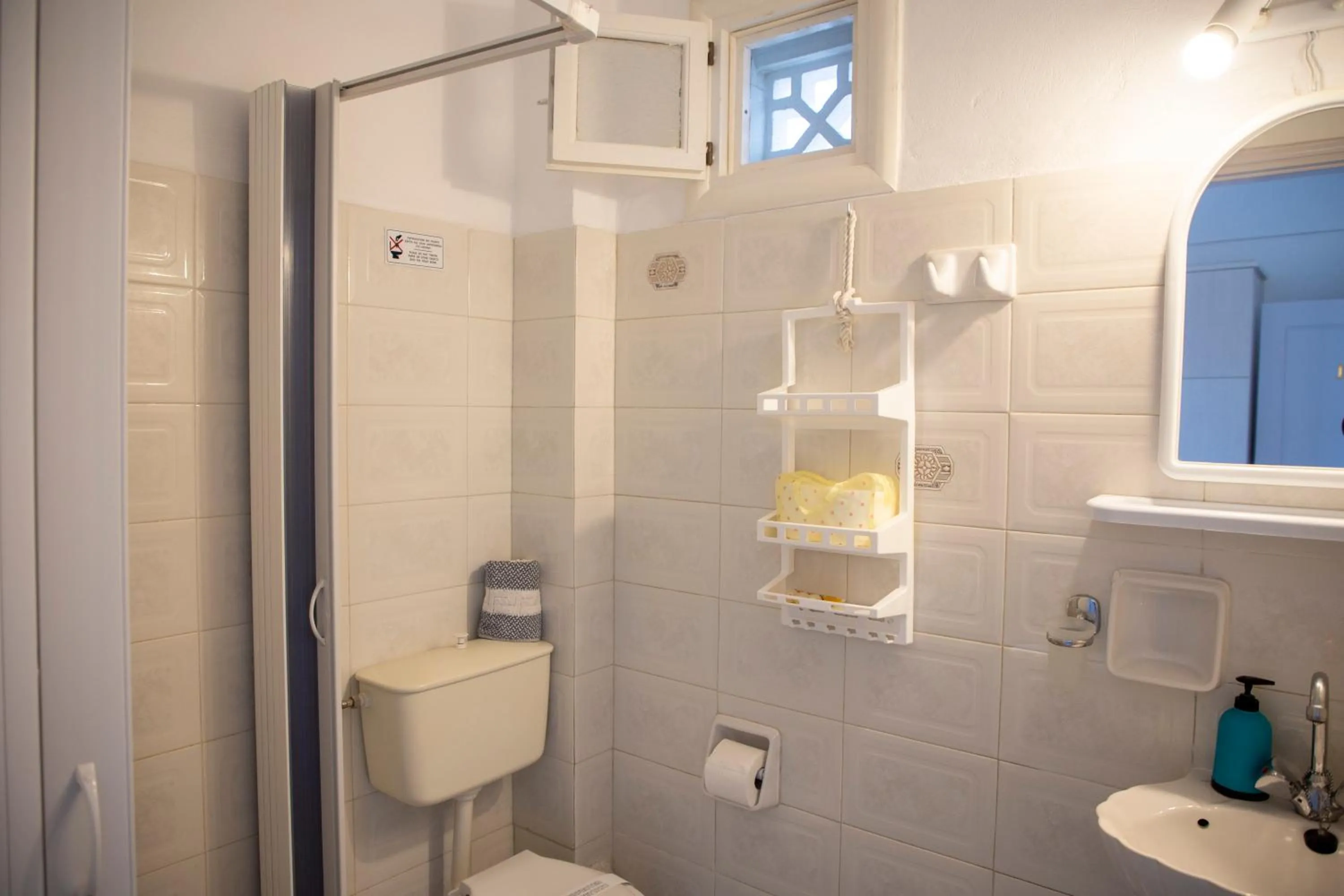 Shower in Sunrise Studios