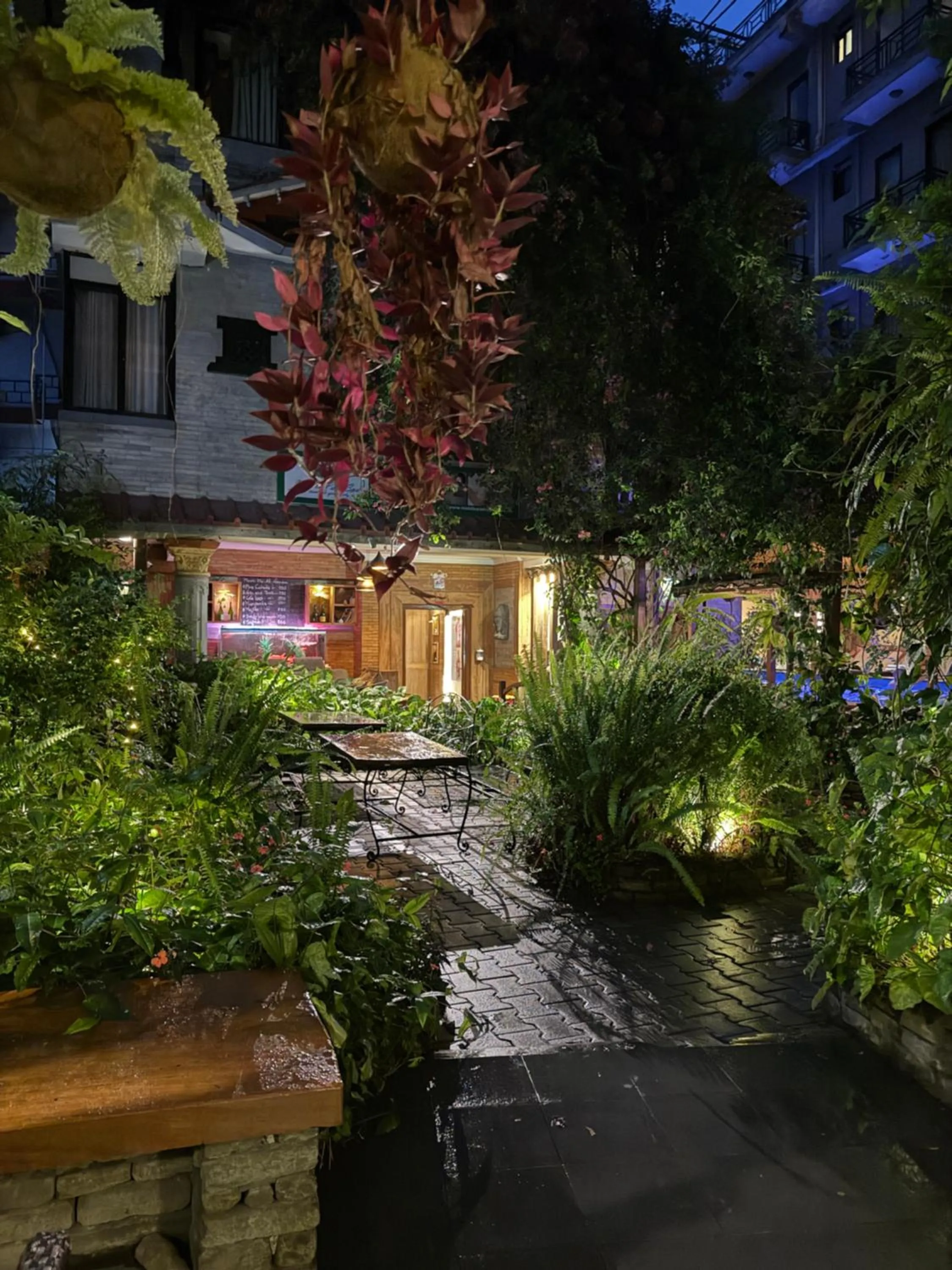 Garden in Hotel Middle Path & Spa