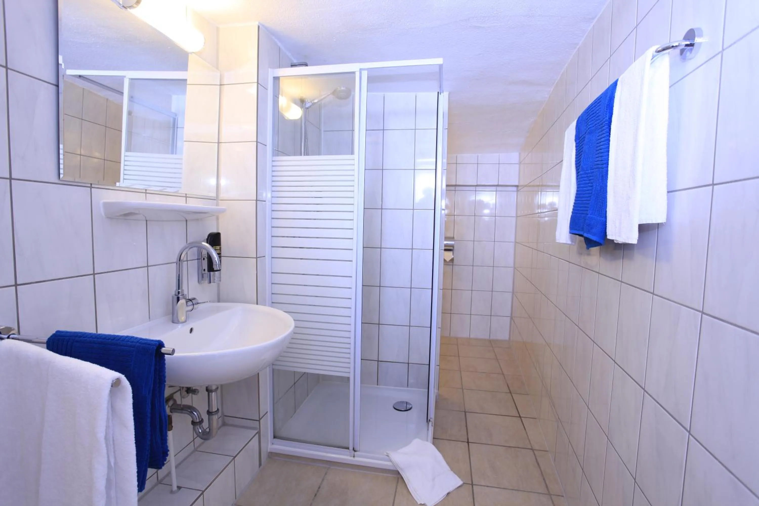 Shower in Hotel Condor