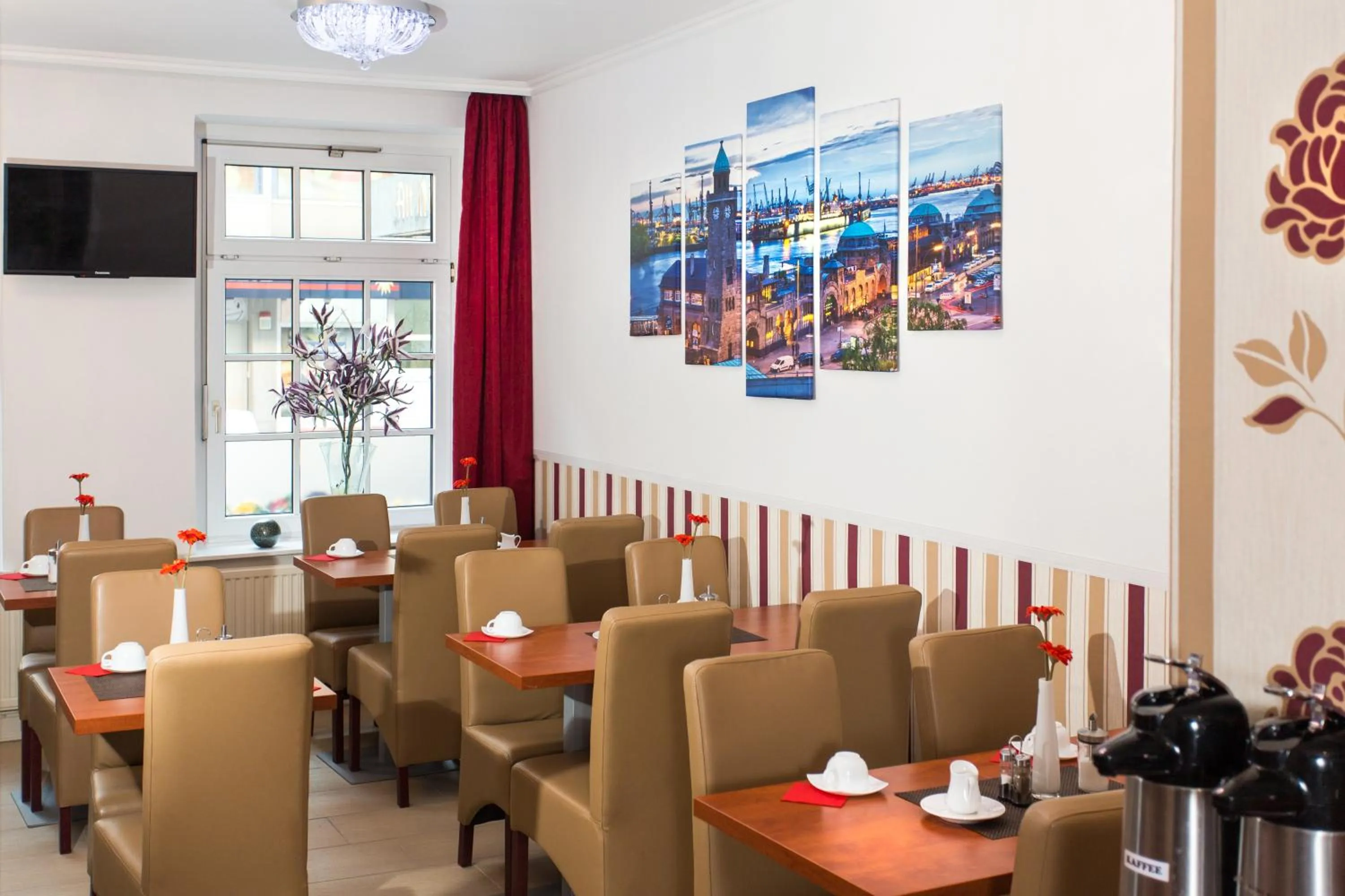 Restaurant/places to eat in Hotel Condor