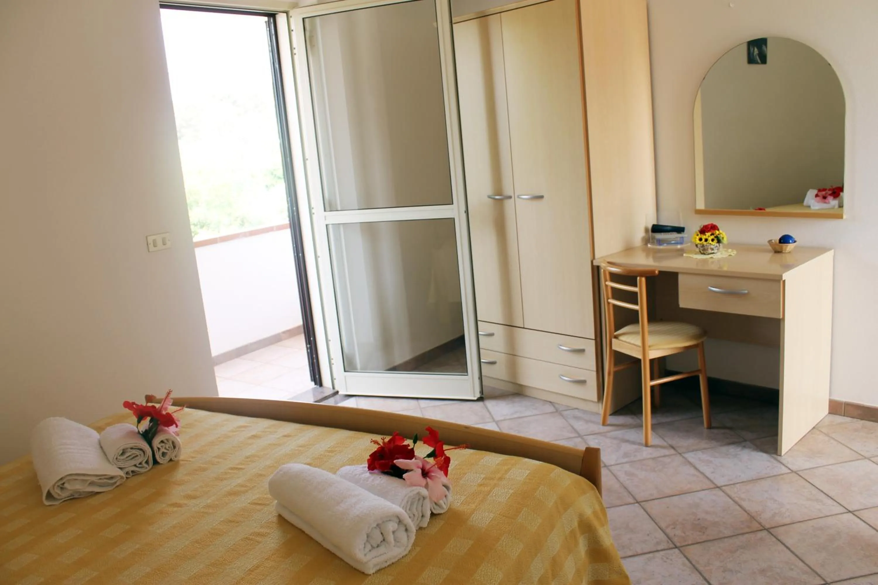 Garden view, Bed in Hotel L'Ancora