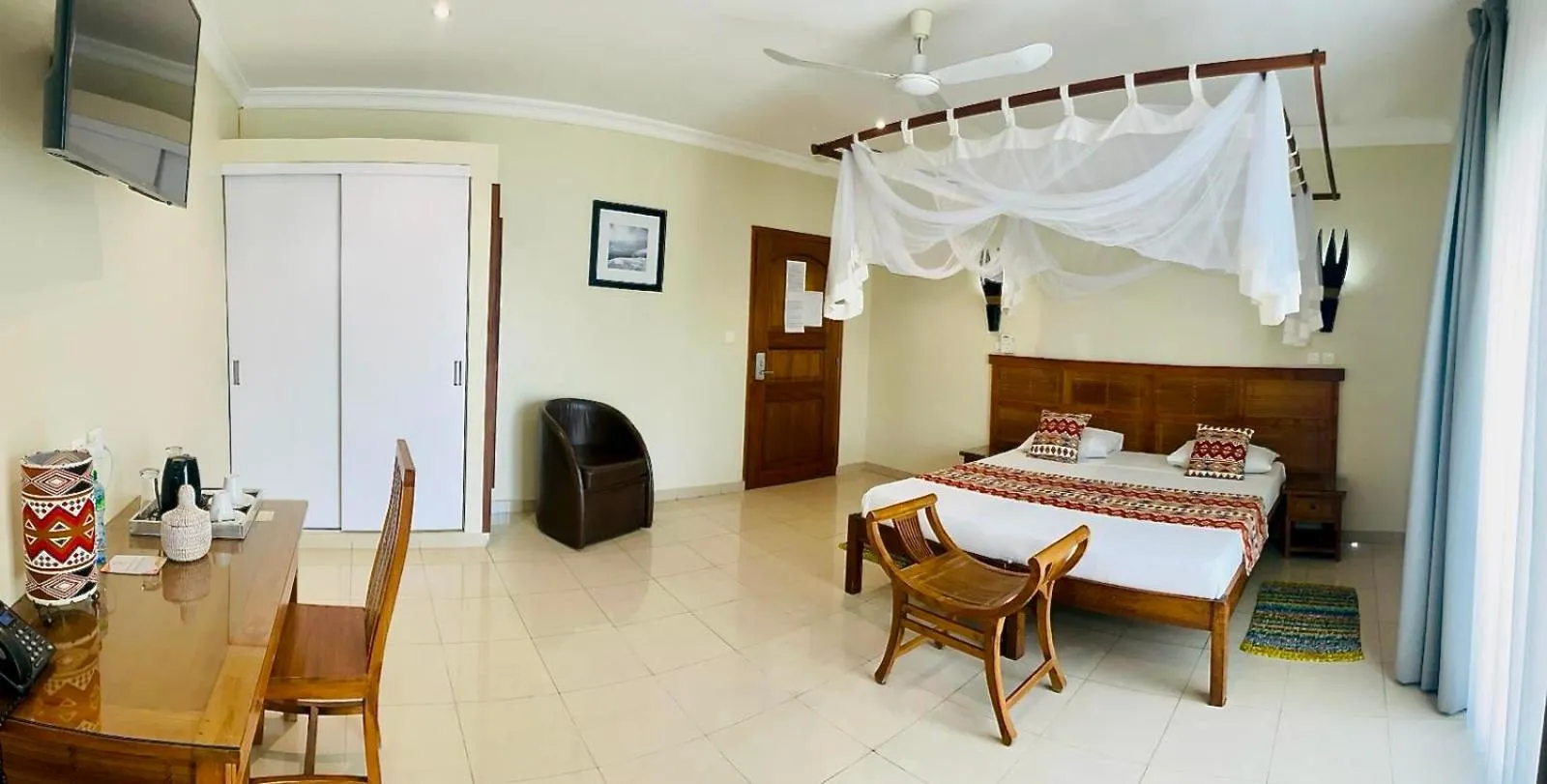 Photo of the whole room, Bed in Le Lodge des Almadies