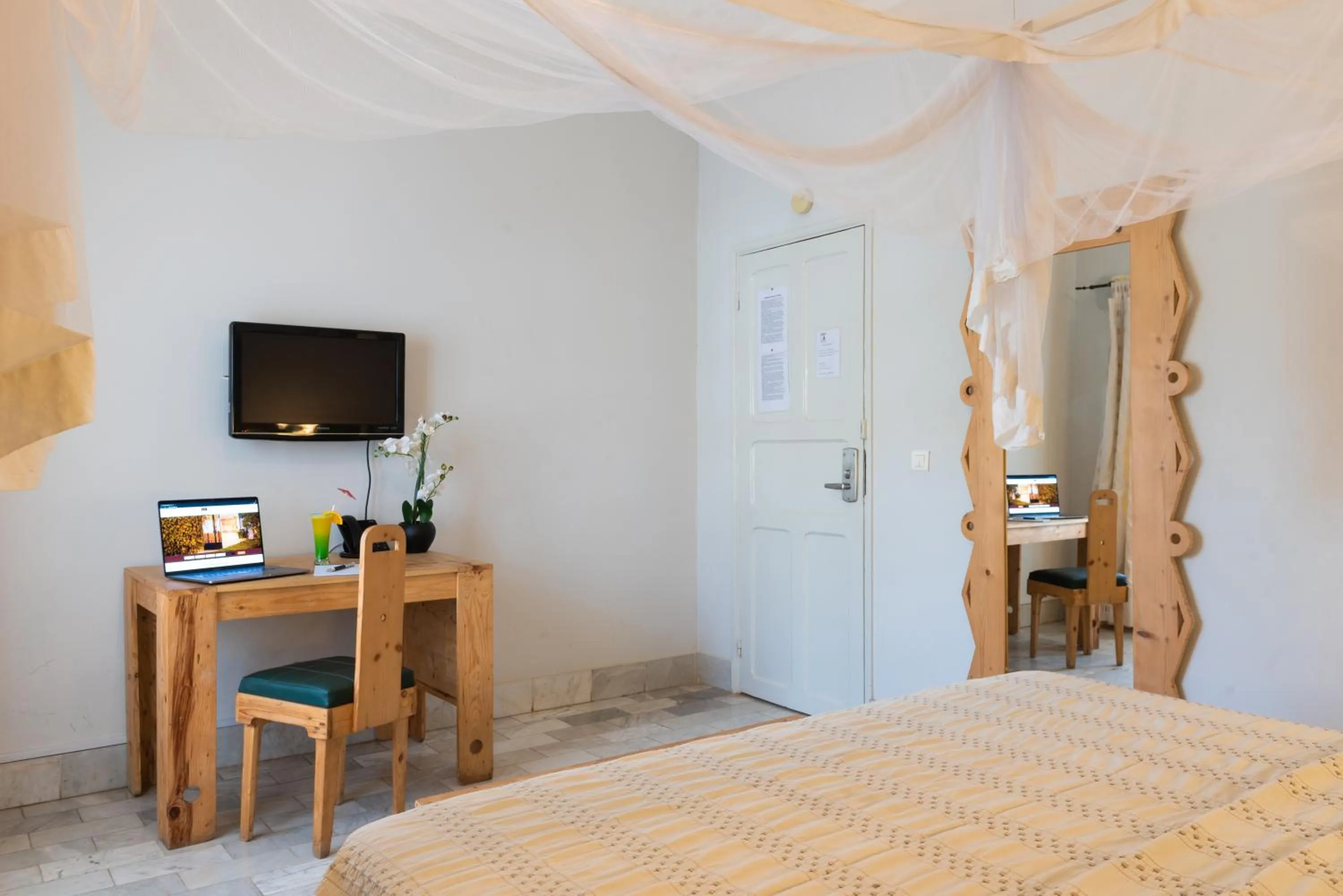 Seating area, Bed in Le Lodge des Almadies