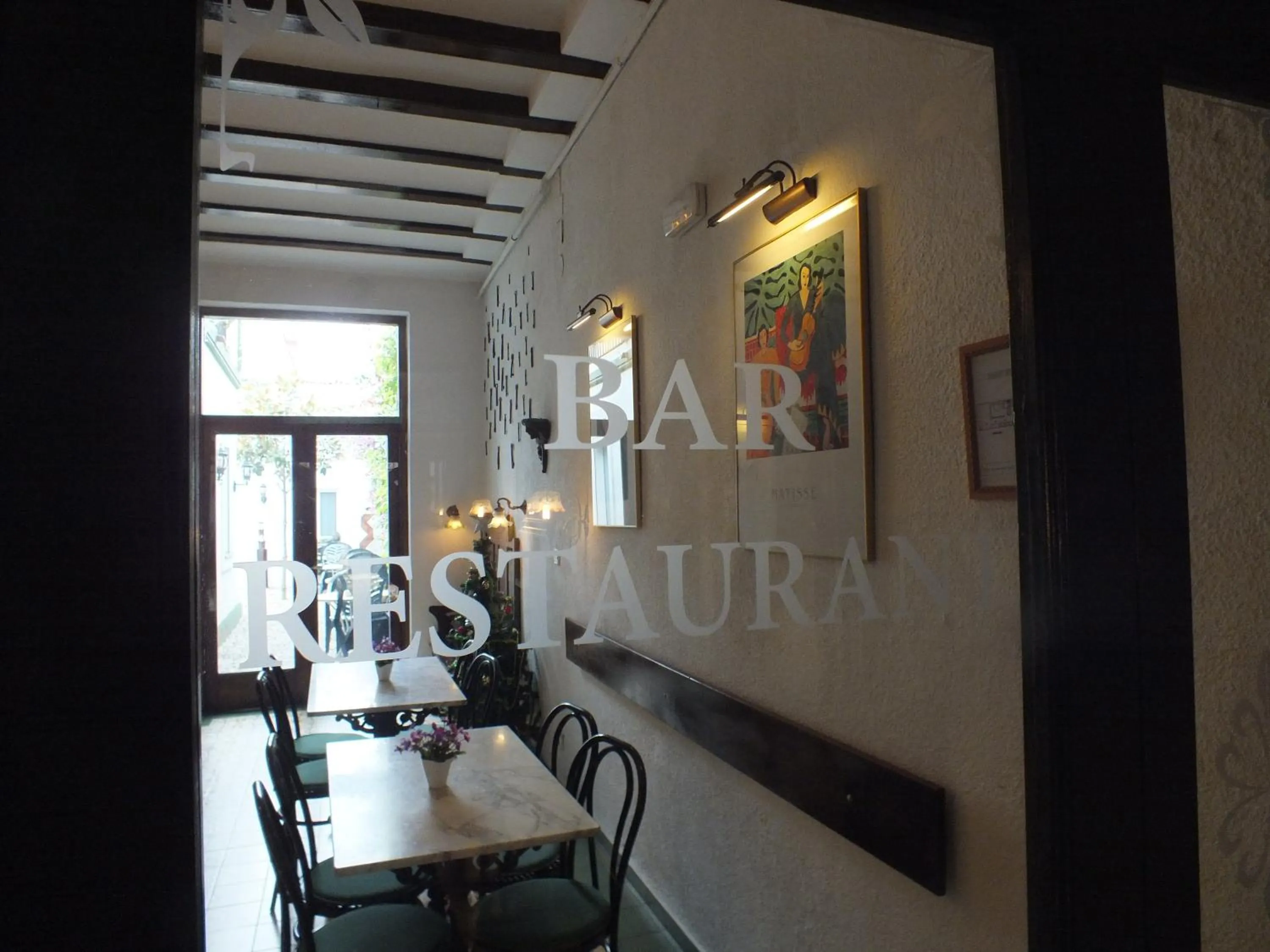 Restaurant/places to eat in Hotel Mitus