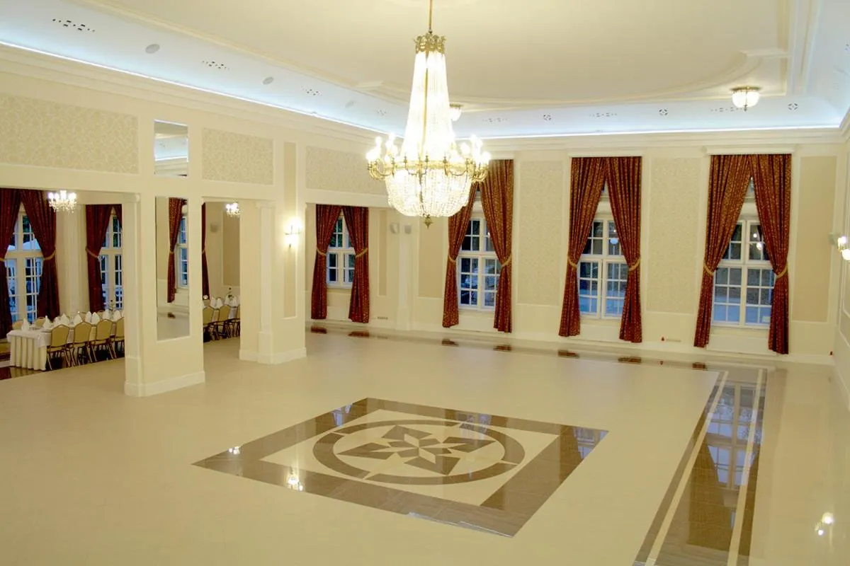 Decorative detail in Riverside Hotel