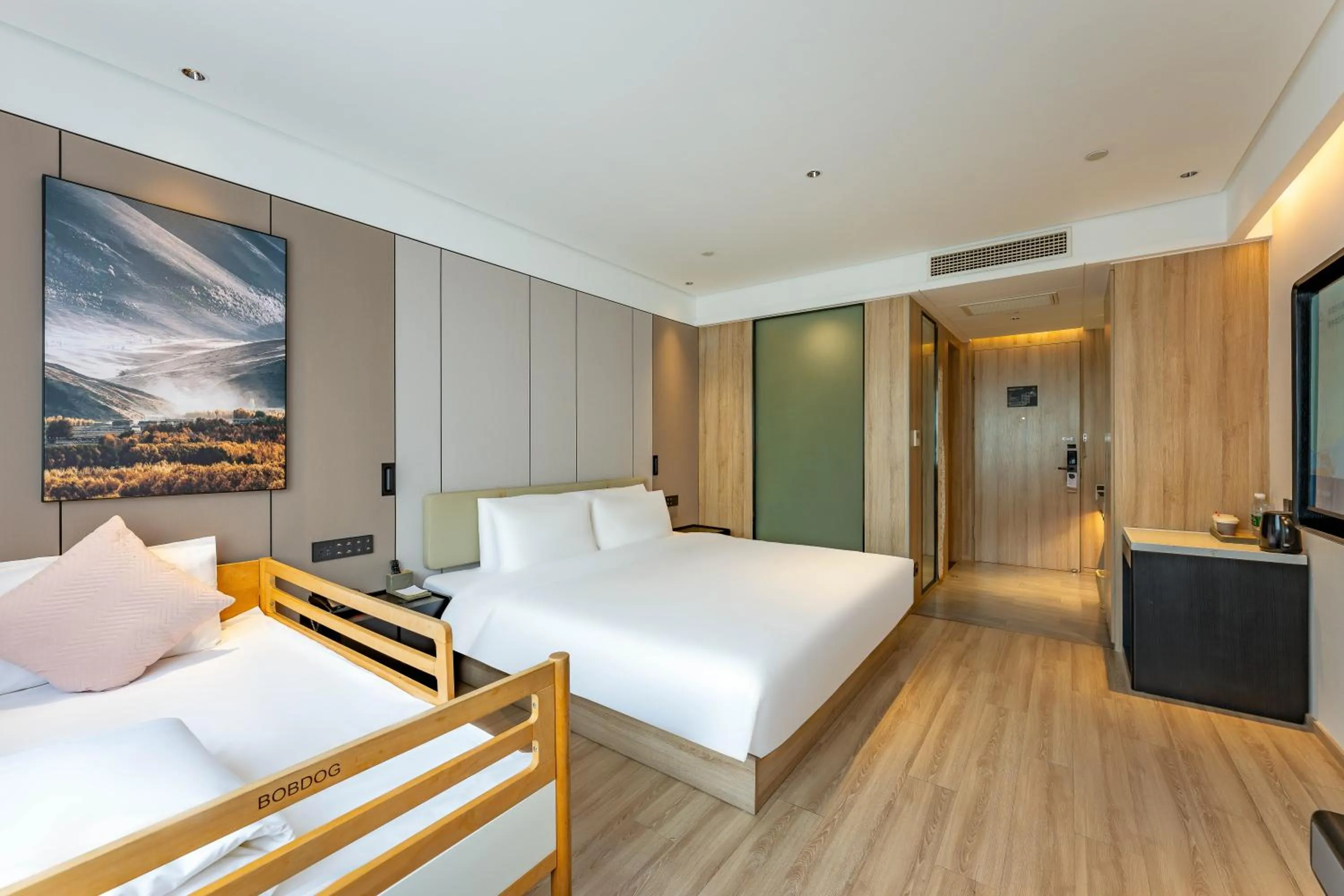 Photo of the whole room, Bed in Hangzhou West Lake Hubin Yintai Atour Hotel