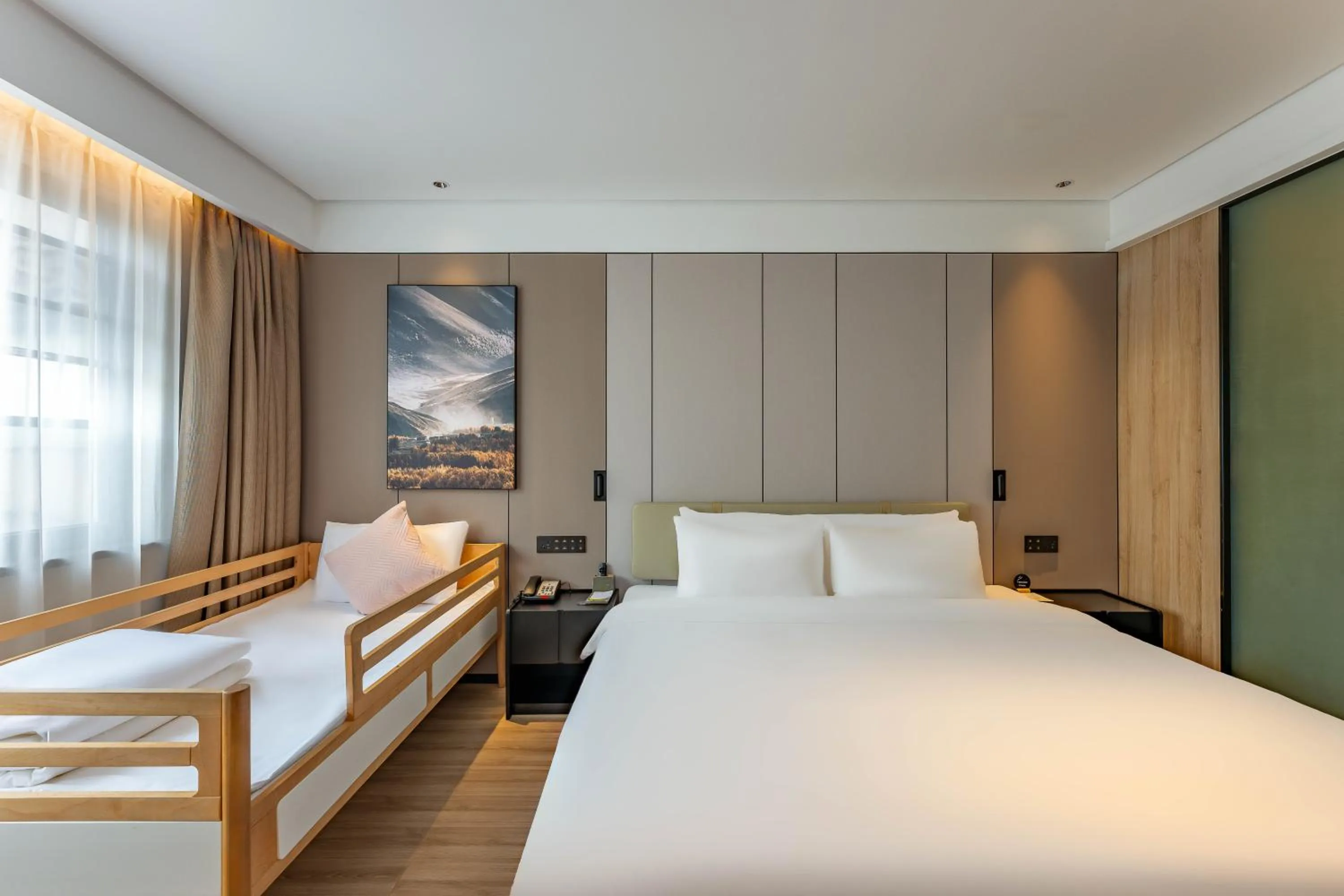 Family, Bed in Hangzhou West Lake Hubin Yintai Atour Hotel