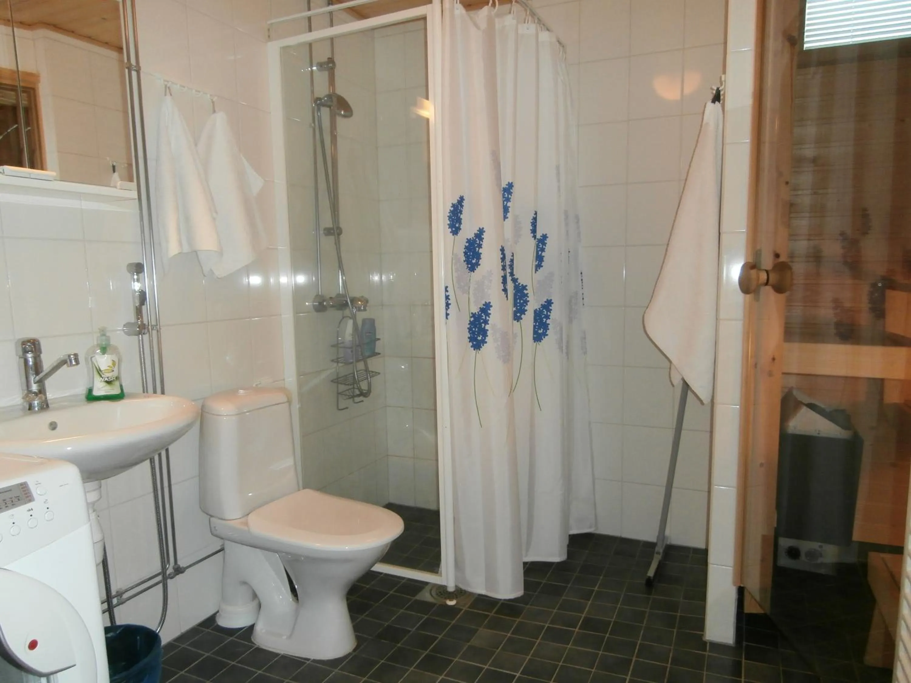 Bathroom in Huoneistohotelli Nallisuites