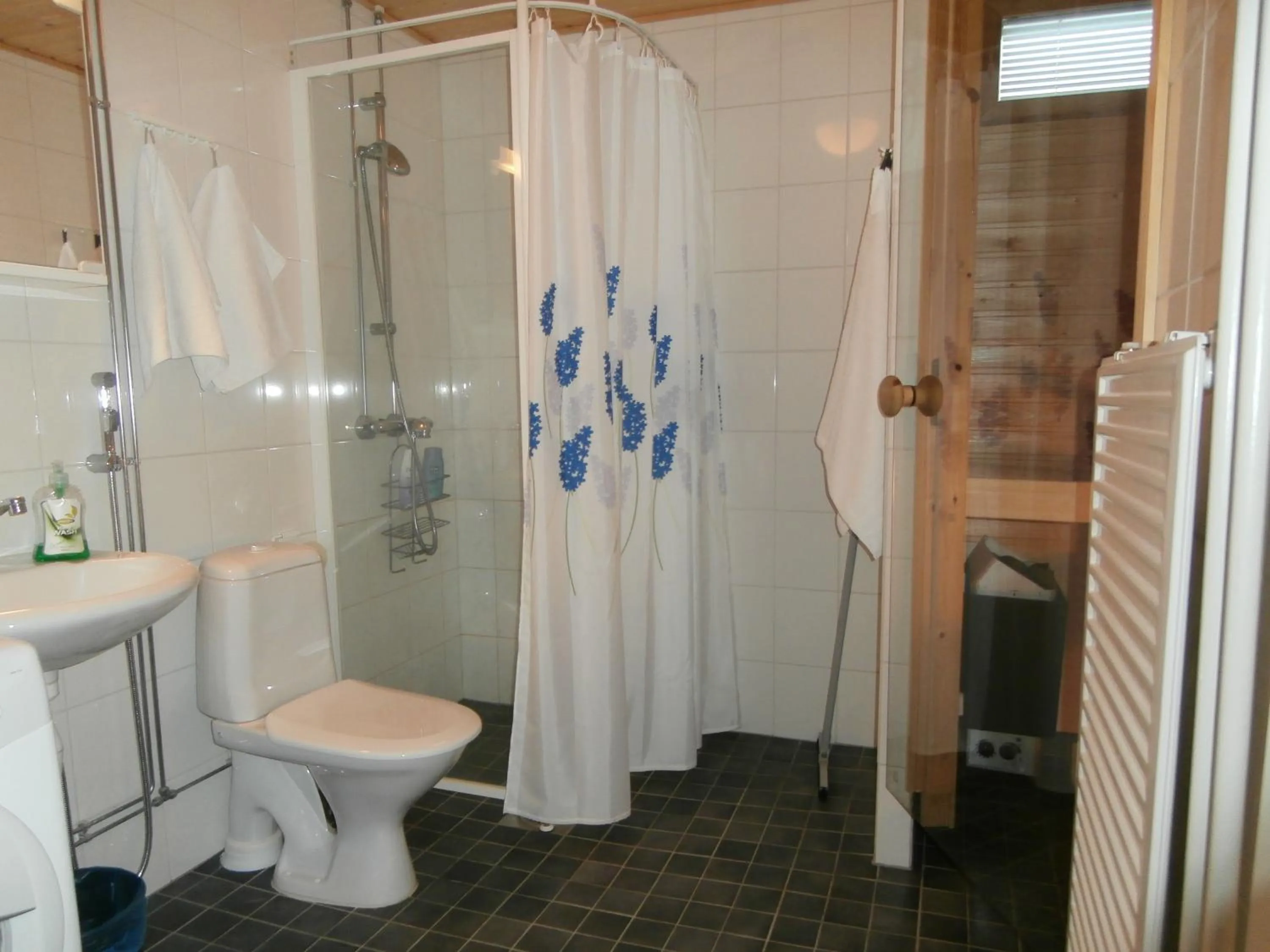 Bathroom in Huoneistohotelli Nallisuites