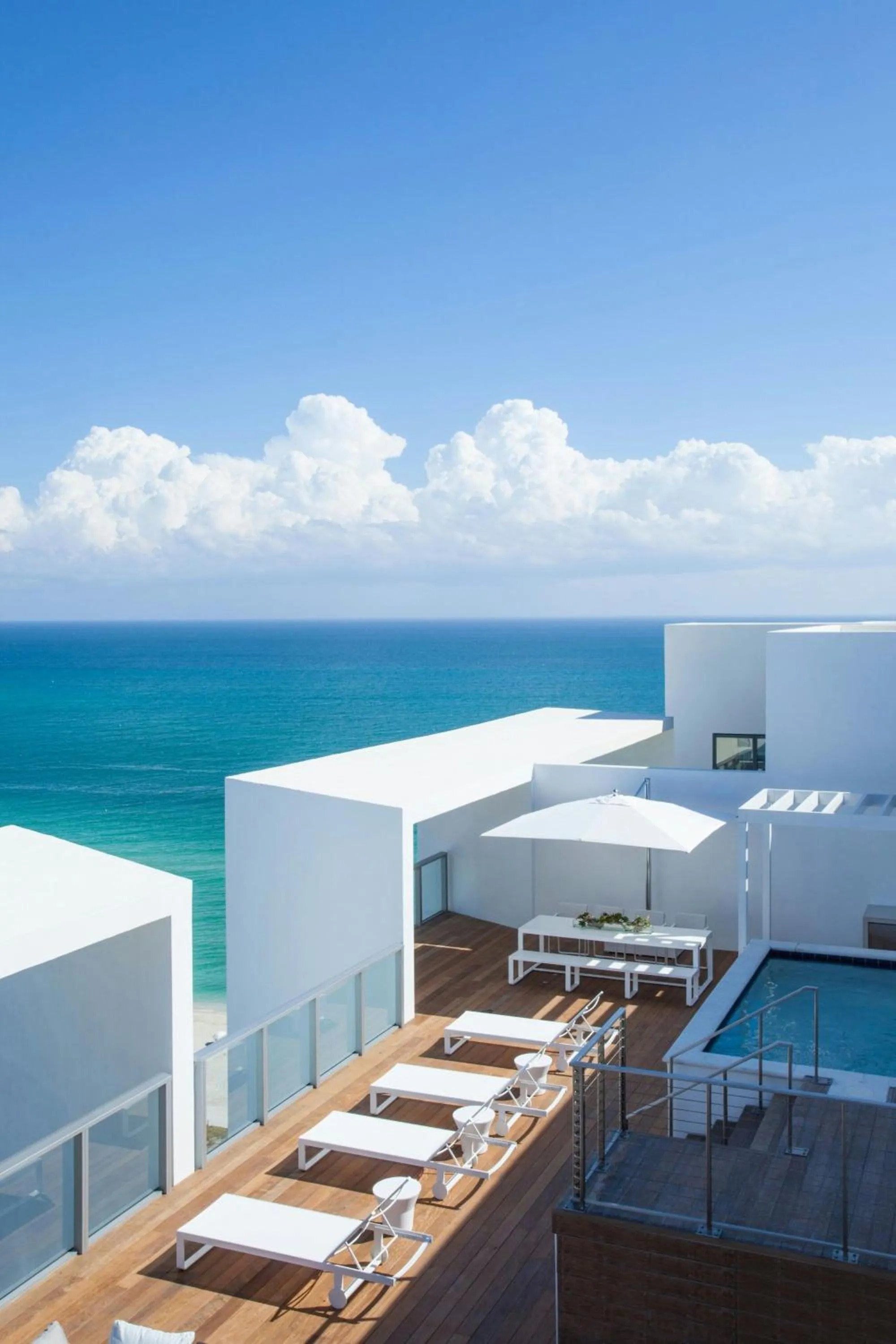 Photo of the whole room in W South Beach