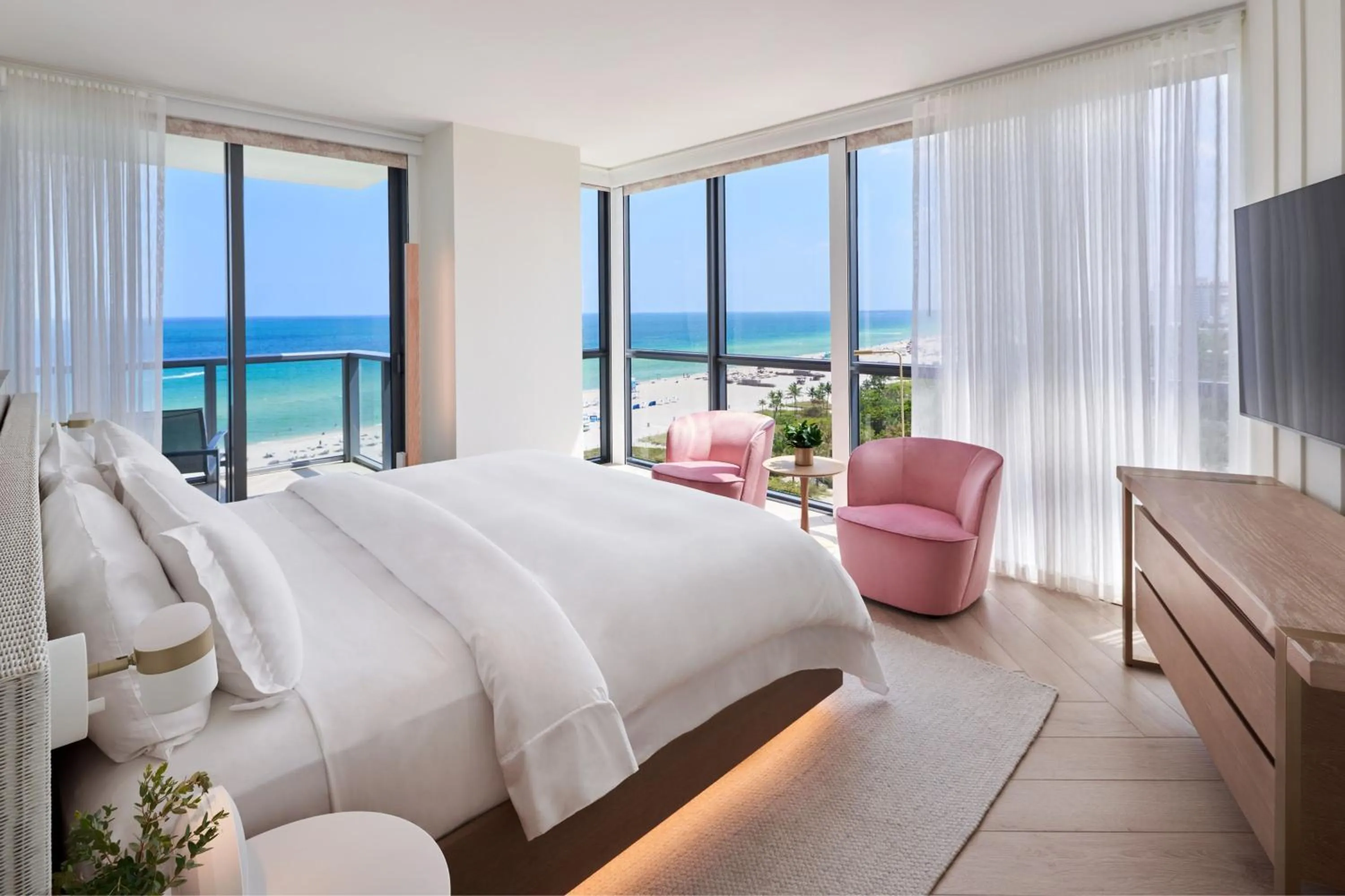 Bedroom, Bed in W South Beach