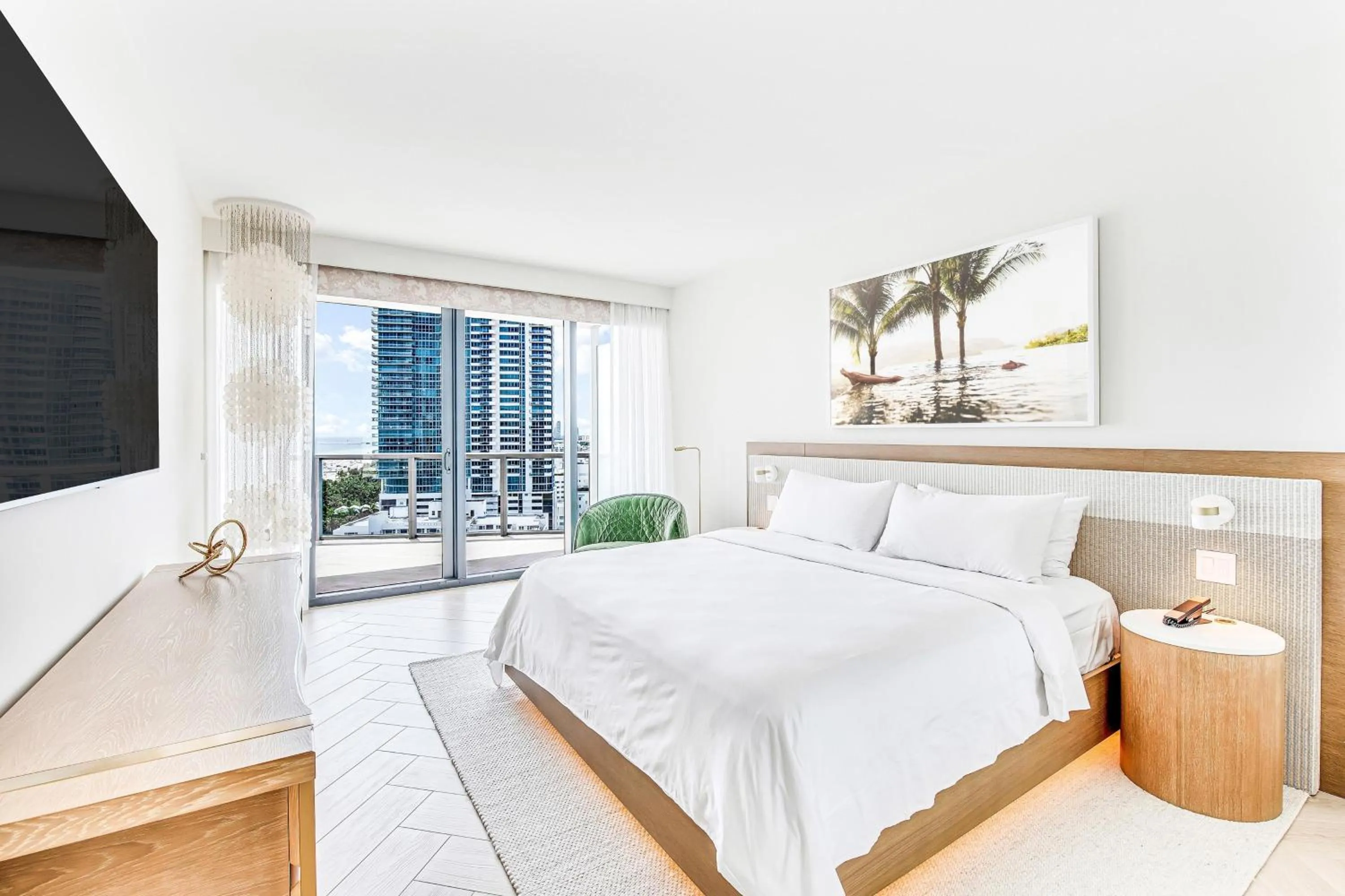 Photo of the whole room, Bed in W South Beach