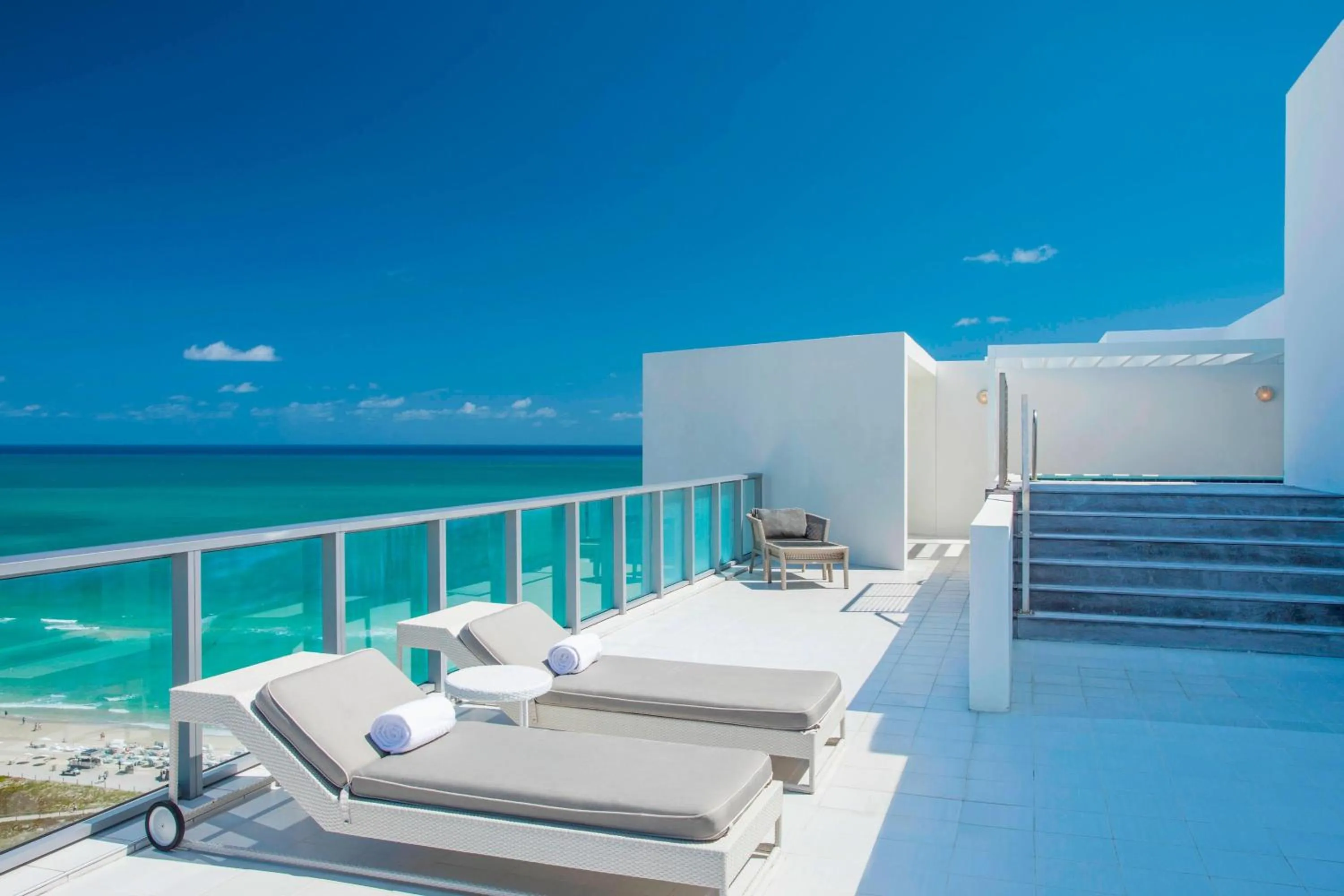 Photo of the whole room in W South Beach