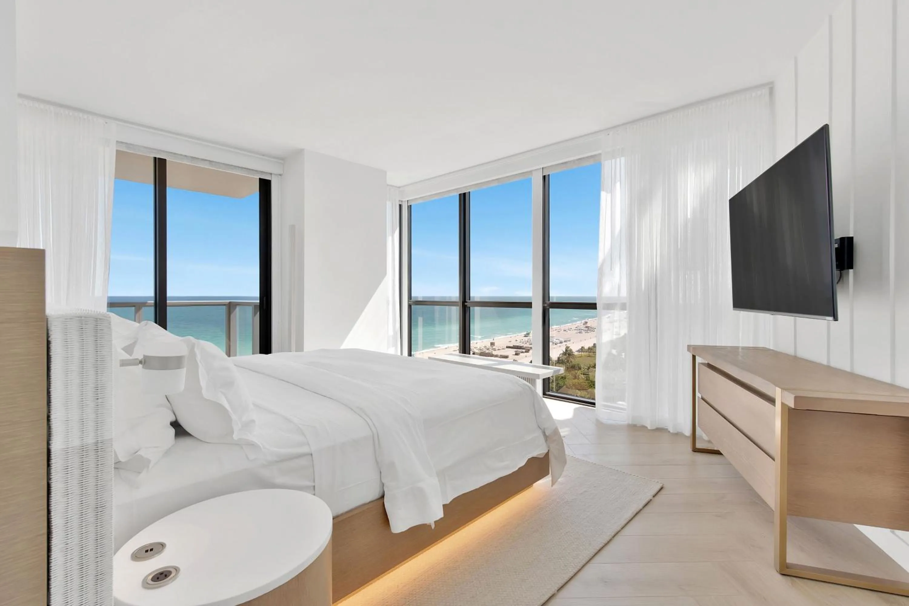 Photo of the whole room, Bed in W South Beach