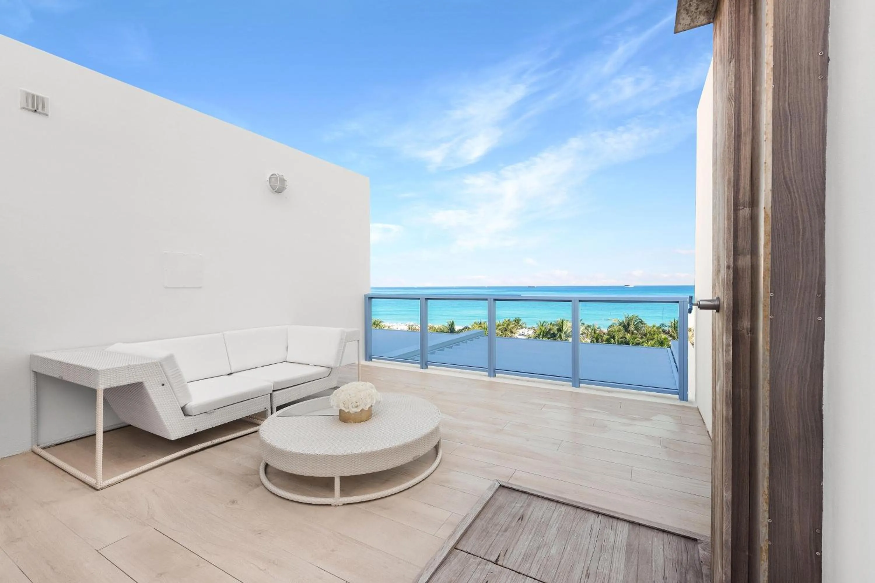 Photo of the whole room in W South Beach