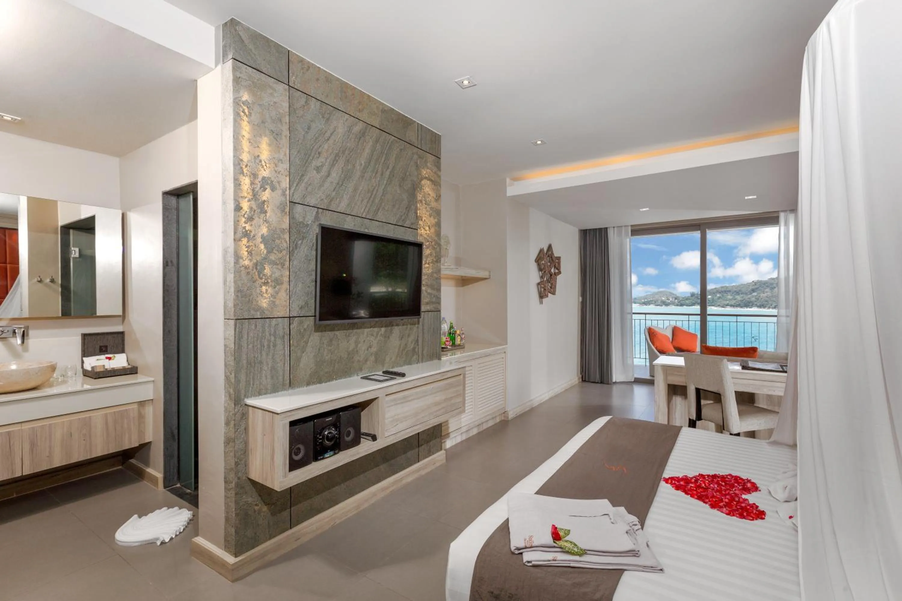 TV and multimedia, Bed in Cape Sienna Phuket Gourmet Hotel & Villas - SHA Extra Plus