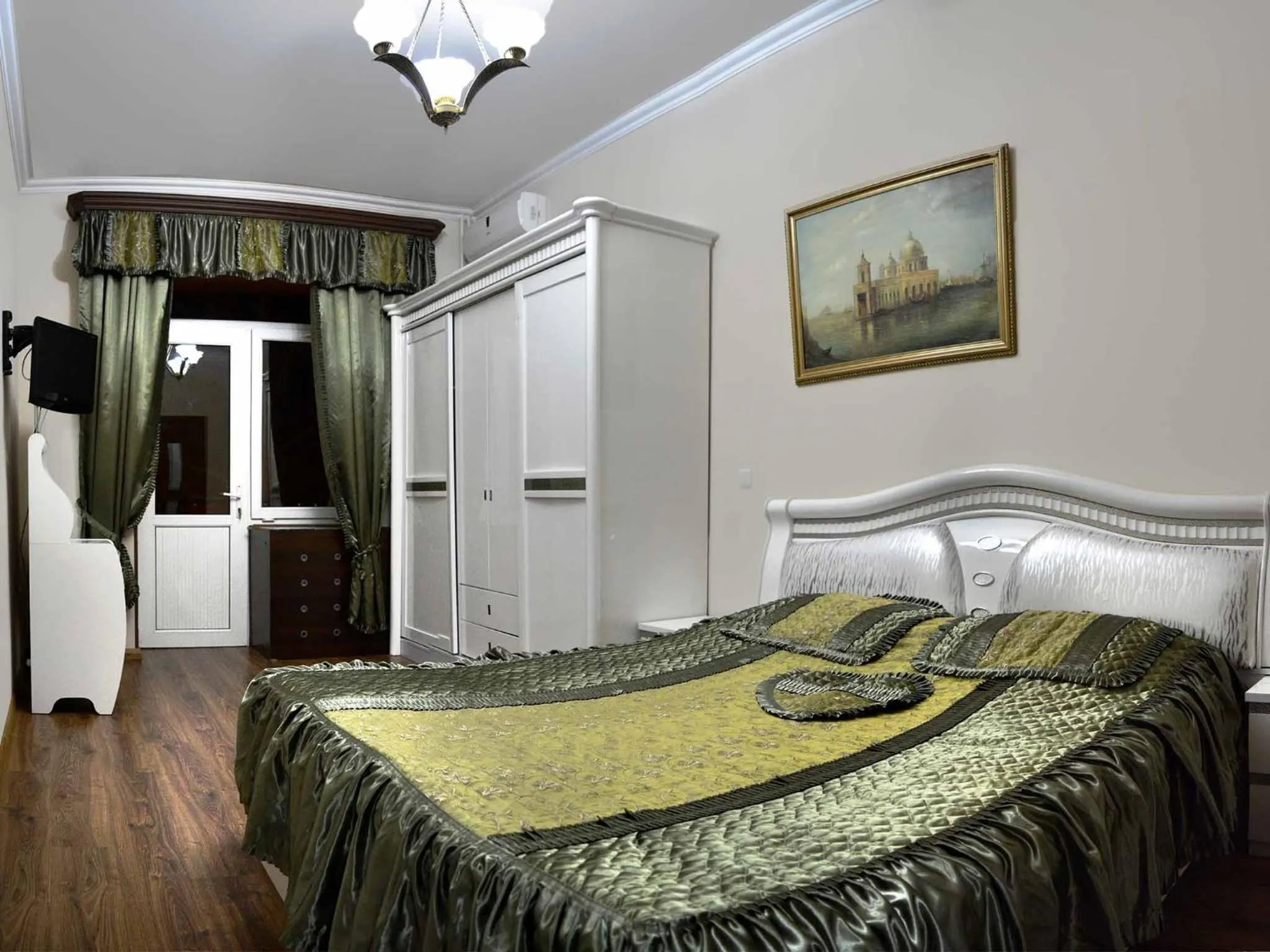 Bedroom, Bed in Family Hotel