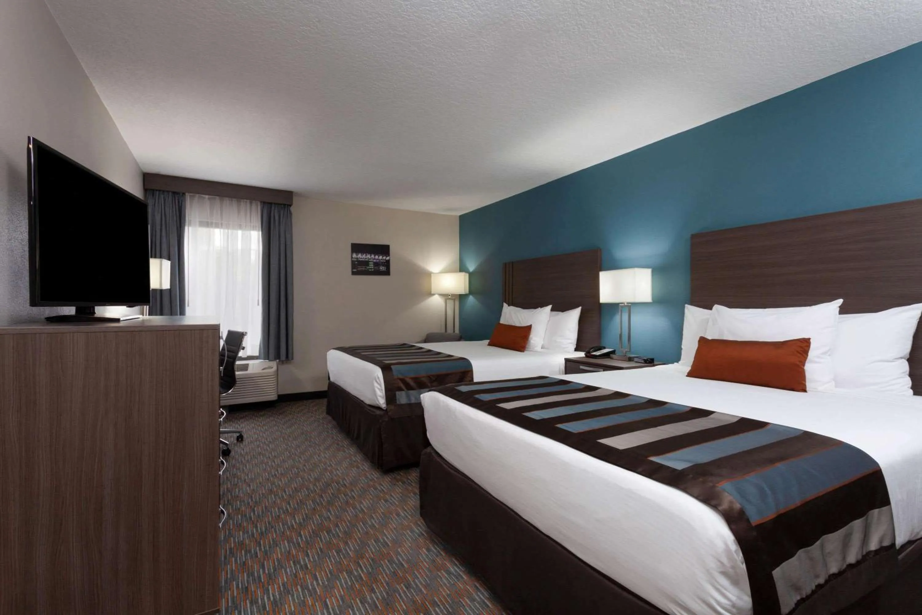 Photo of the whole room, Bed in Nobile Hotel Parkway at Celebration Orlando Very Close to Disney Theme Parks
