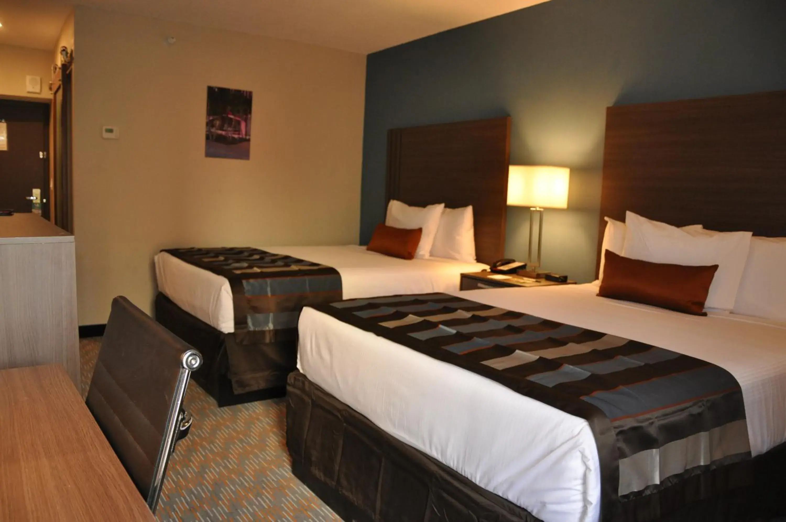Queen Room with Two Queen Beds in Nobile Hotel Parkway at Celebration Orlando Very Close to Disney Theme Parks Queen Room with Two Queen Beds in Nobile Hotel Parkway at Celebration Orlando Very Close to Disney Theme Parks