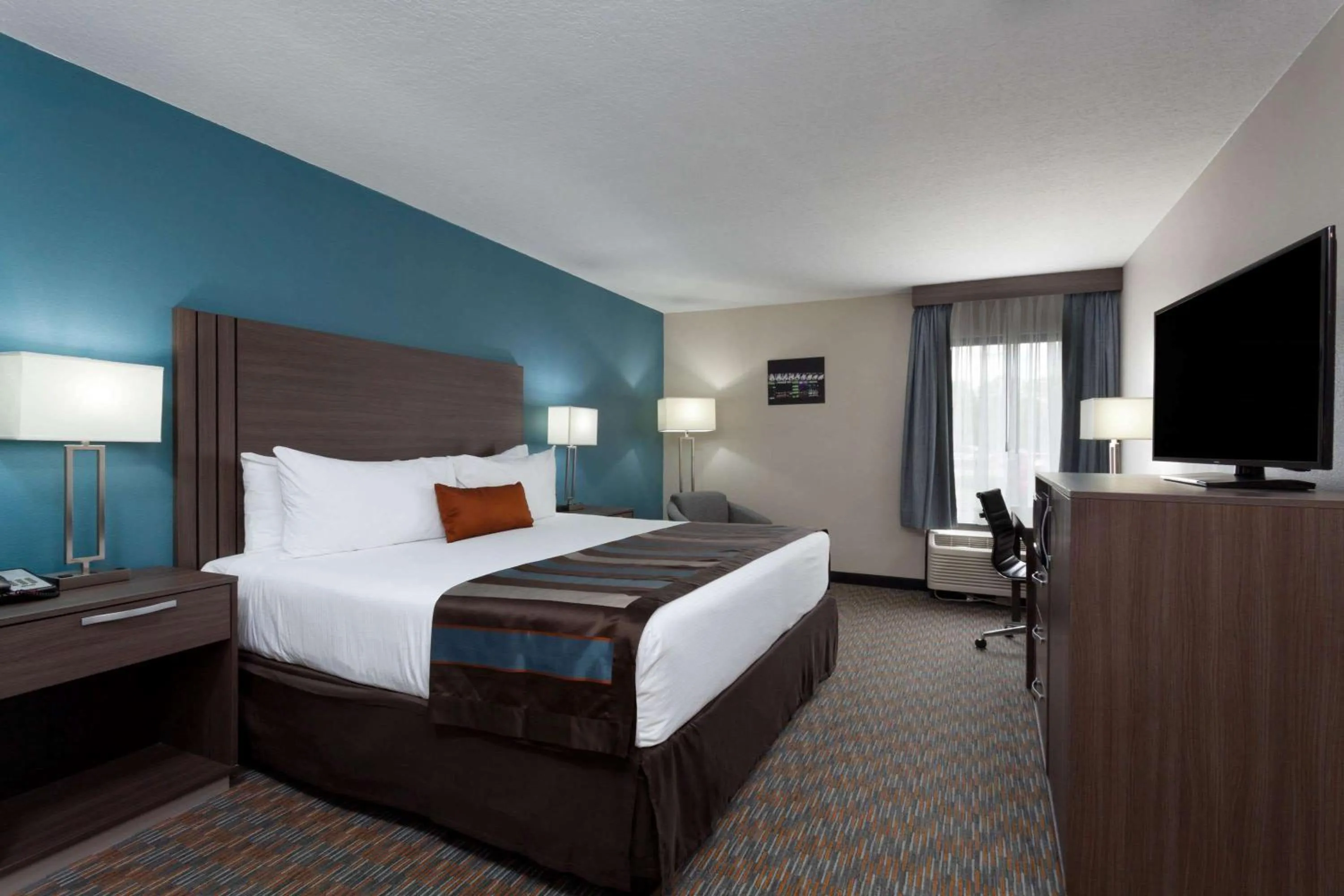 Photo of the whole room, Bed in Nobile Hotel Parkway at Celebration Orlando Very Close to Disney Theme Parks